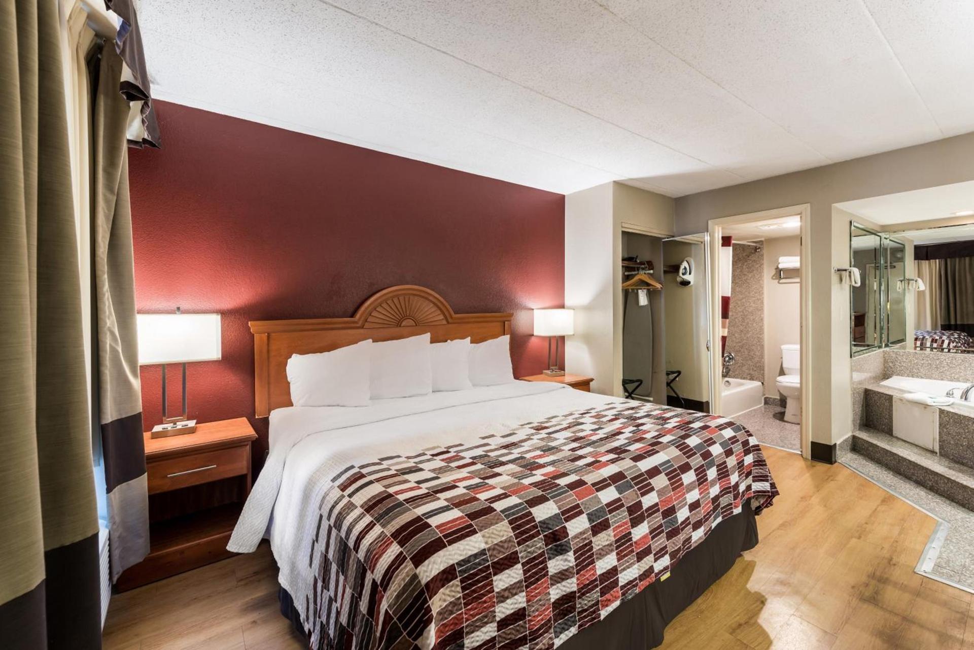 Red Roof Inn Morton Grove photo 14
