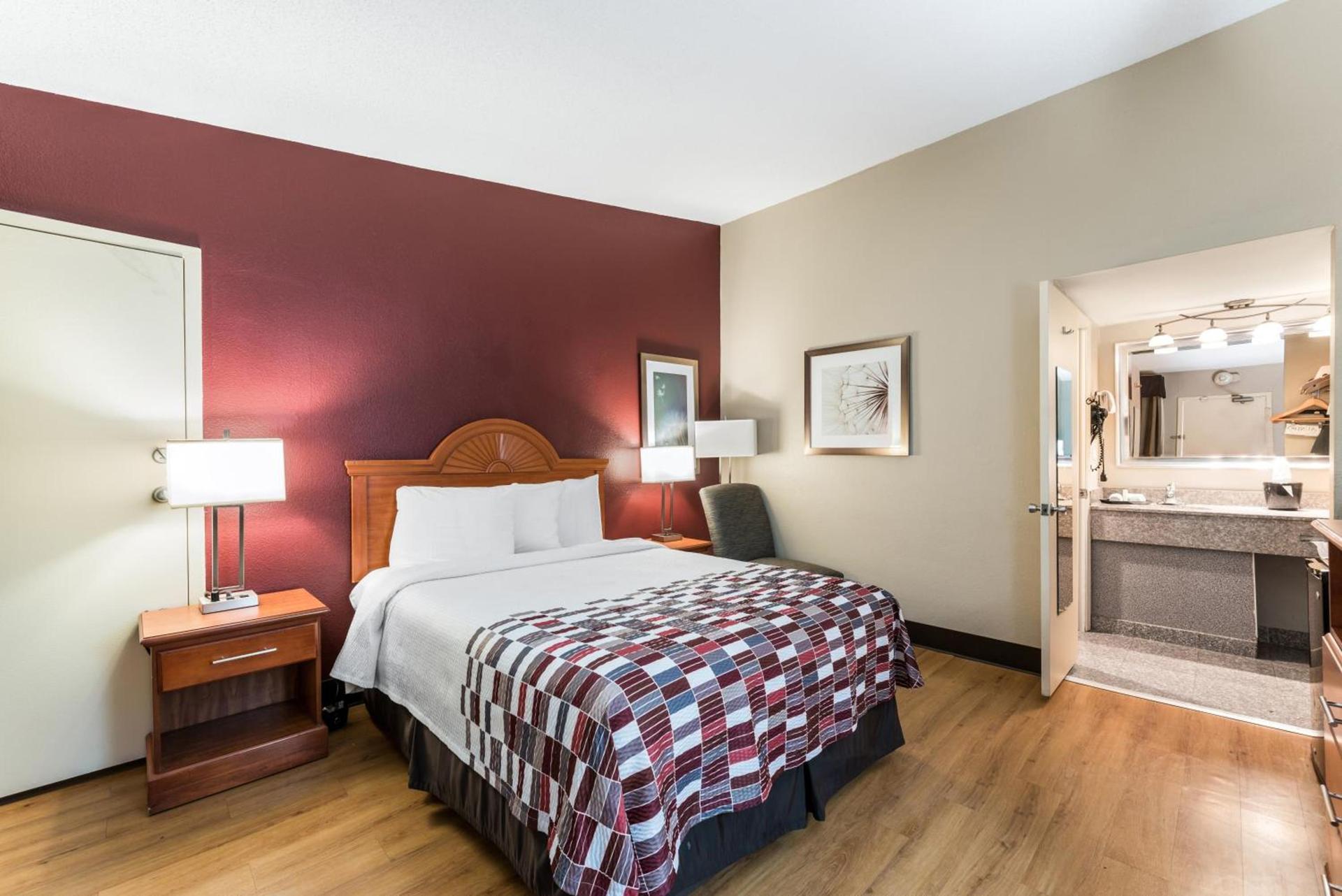 Red Roof Inn Morton Grove photo 11