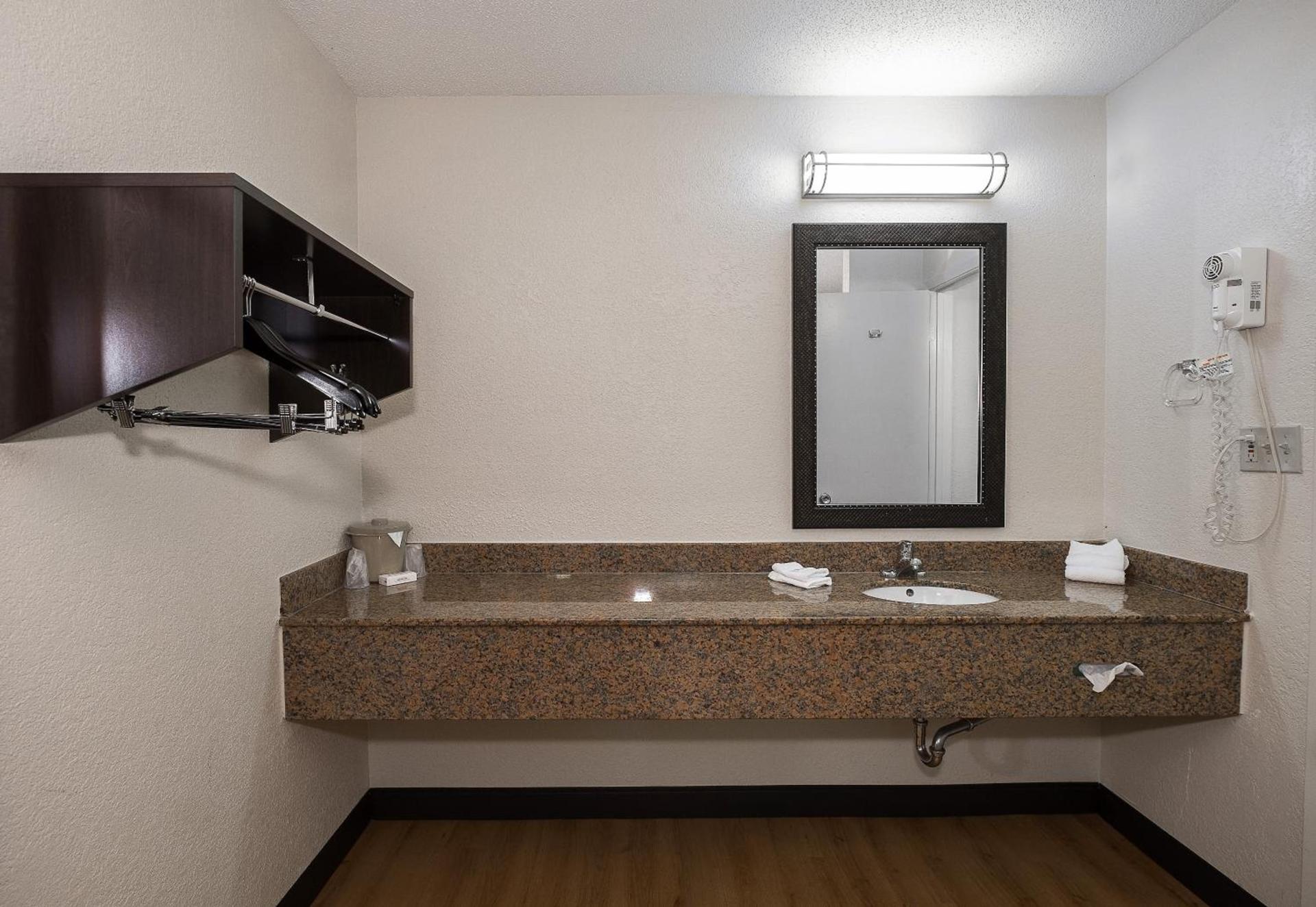 Red Roof Inn Bloomington - Normal/University photo 19