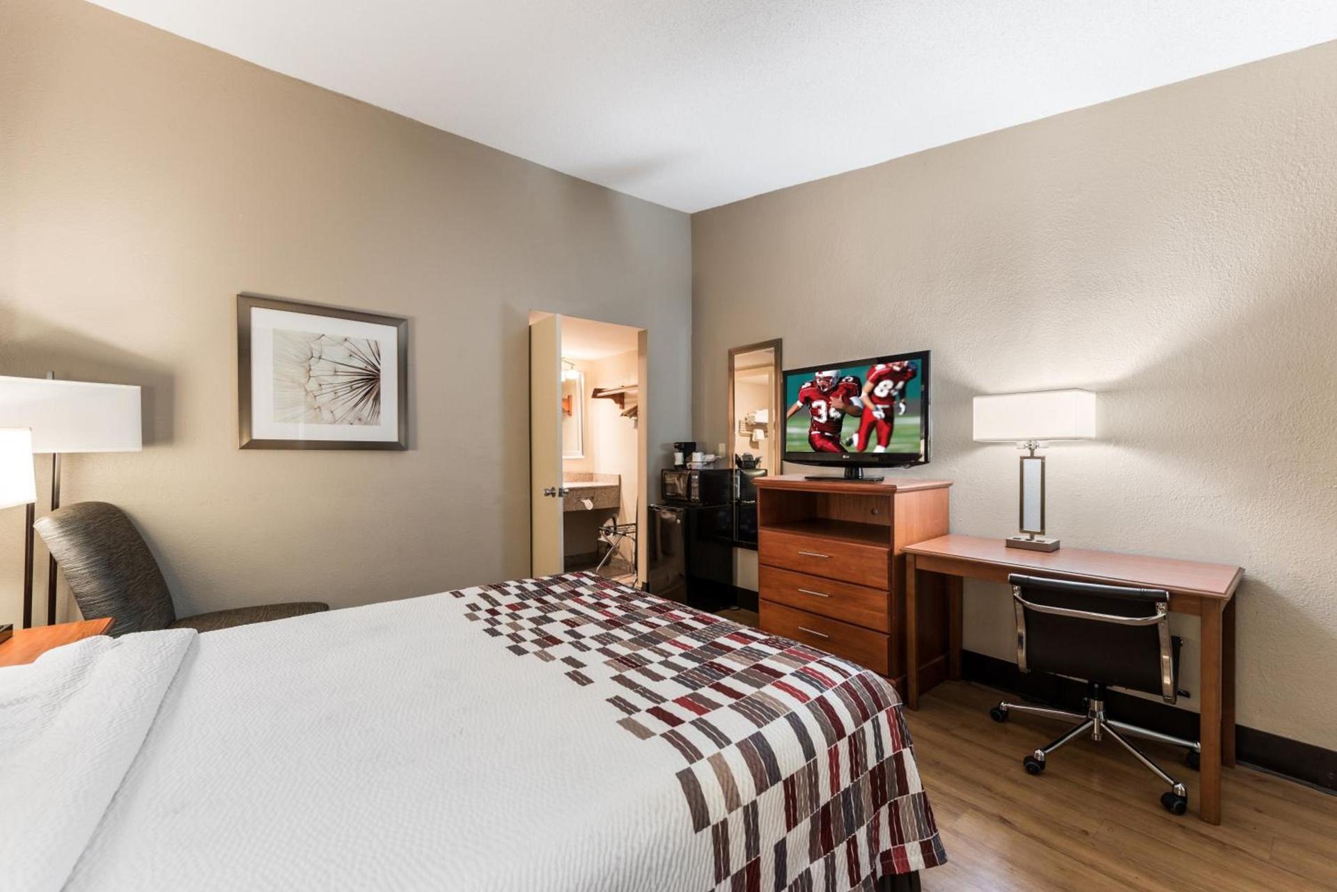 Red Roof Inn Morton Grove photo 12