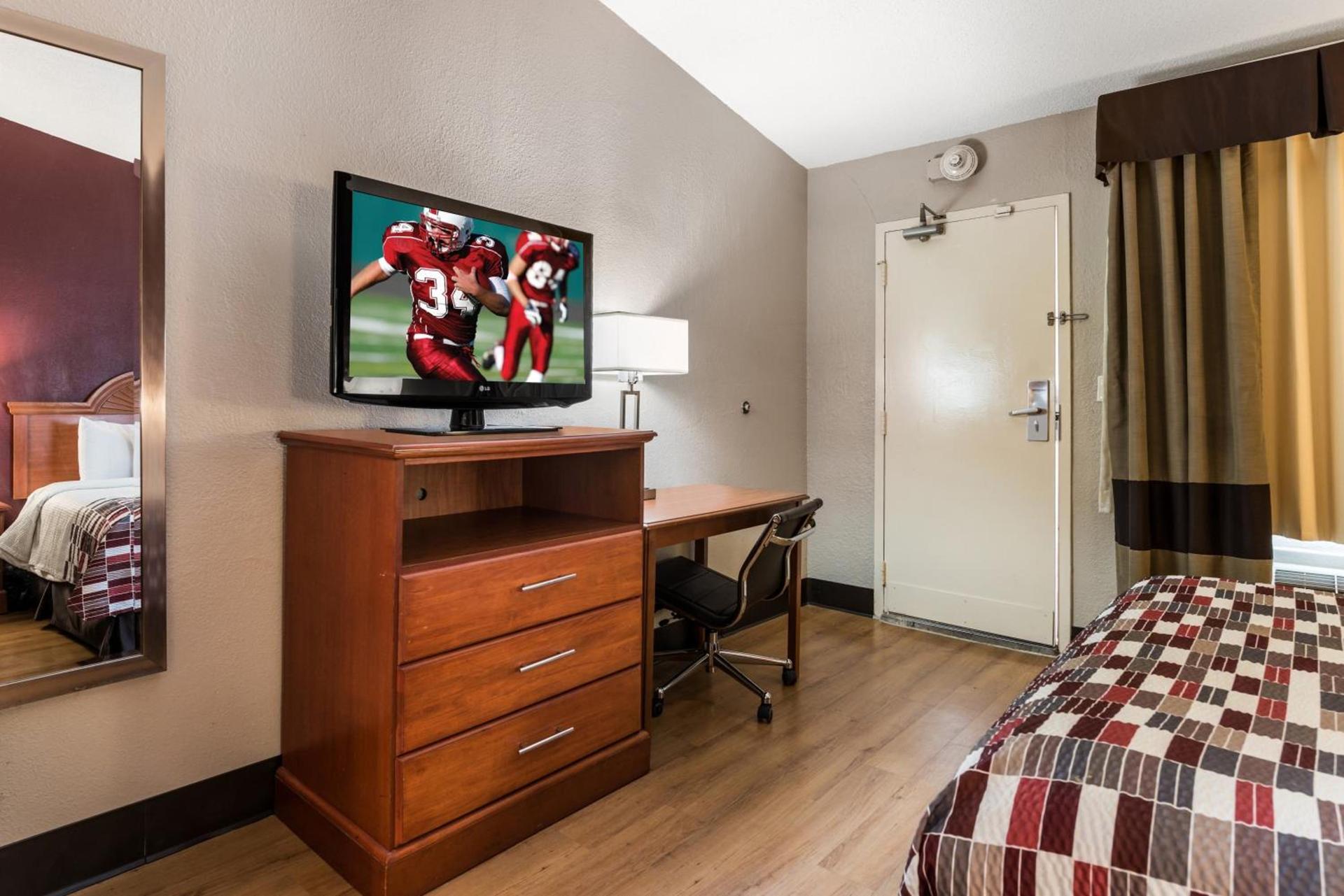 Red Roof Inn Morton Grove photo 13