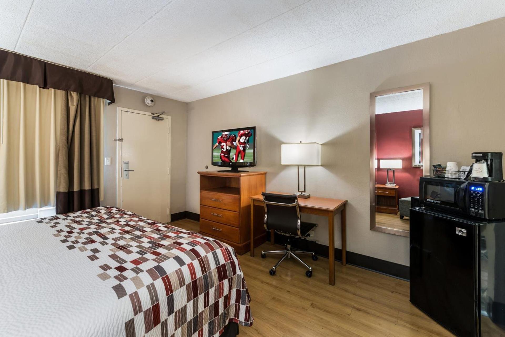 Red Roof Inn Morton Grove photo 10