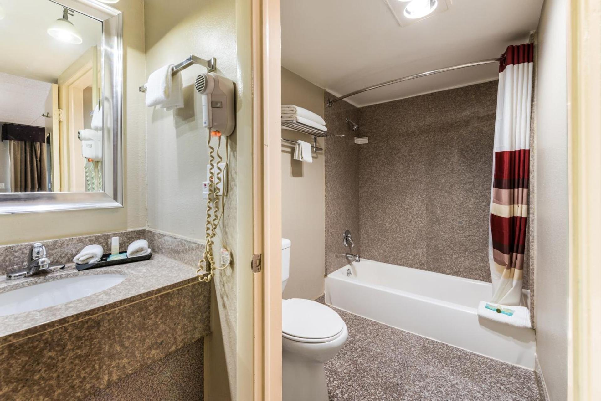 Red Roof Inn Morton Grove photo 21