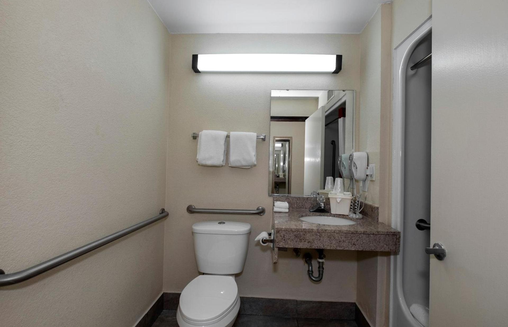 Red Roof Inn Charlotte - University photo 23