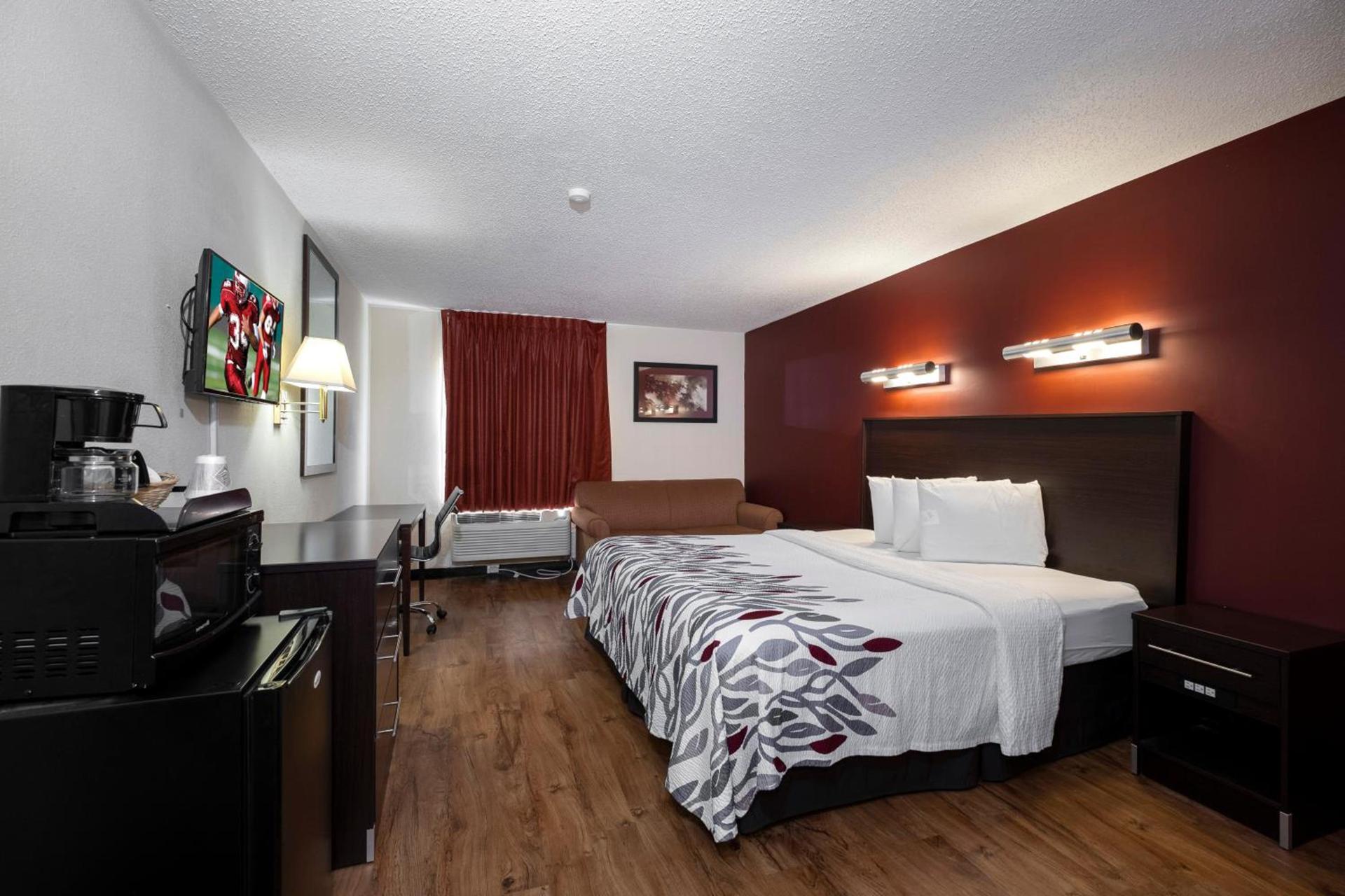 Red Roof Inn Charlotte - University photo 10