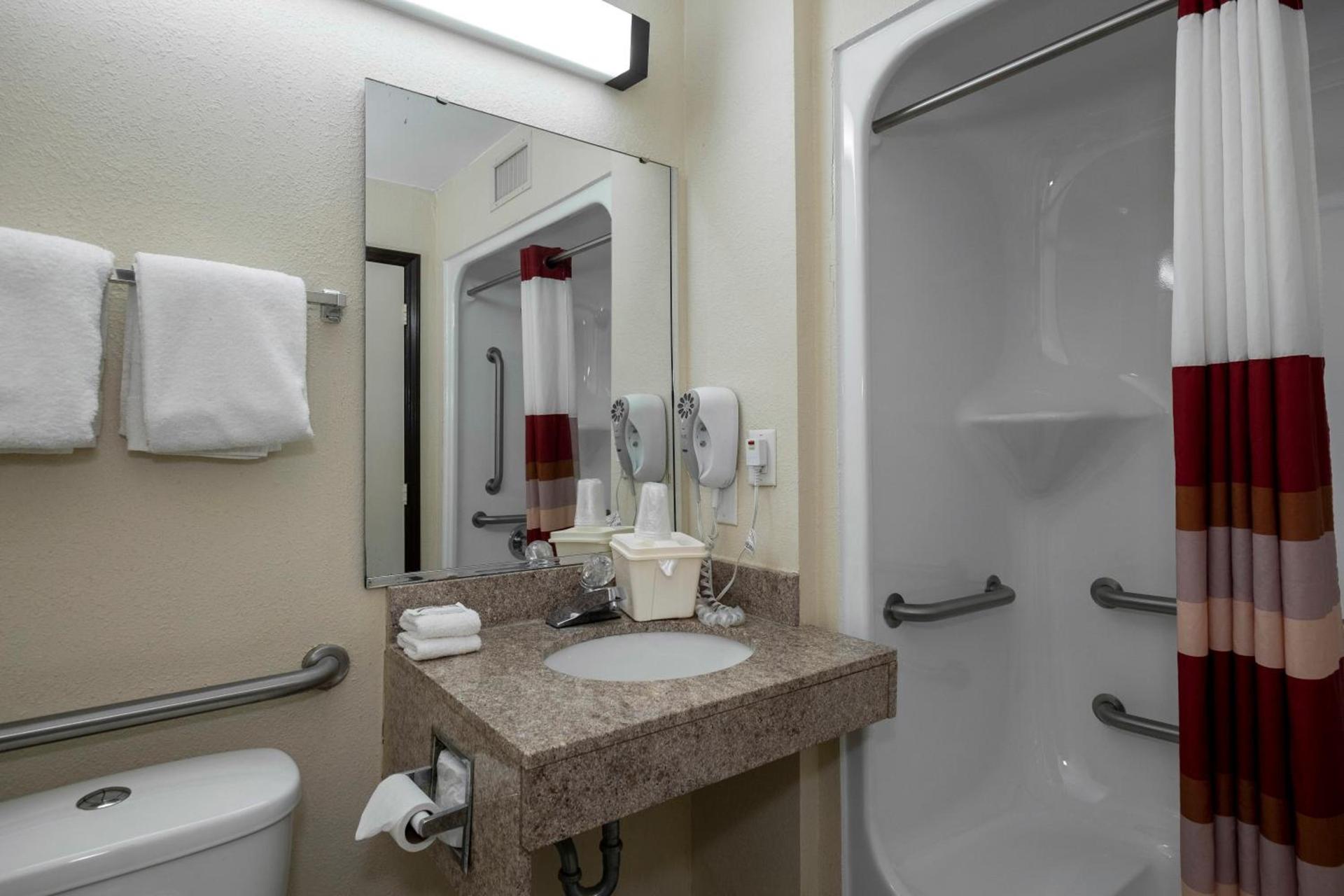 Red Roof Inn Charlotte - University photo 25
