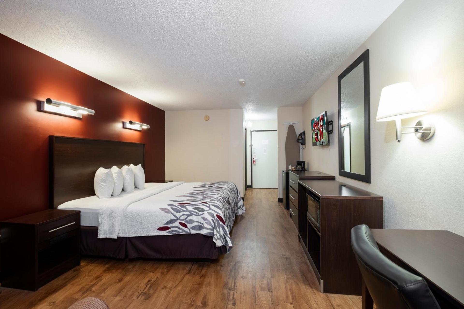 Red Roof Inn Charlotte - University photo 17