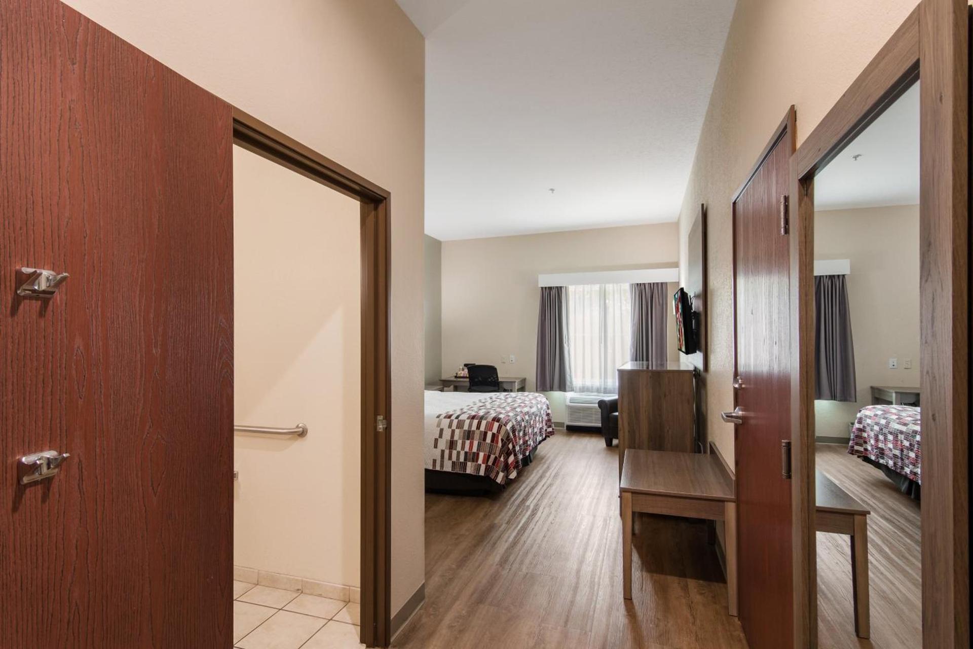 Red Roof Inn Panama City photo 39