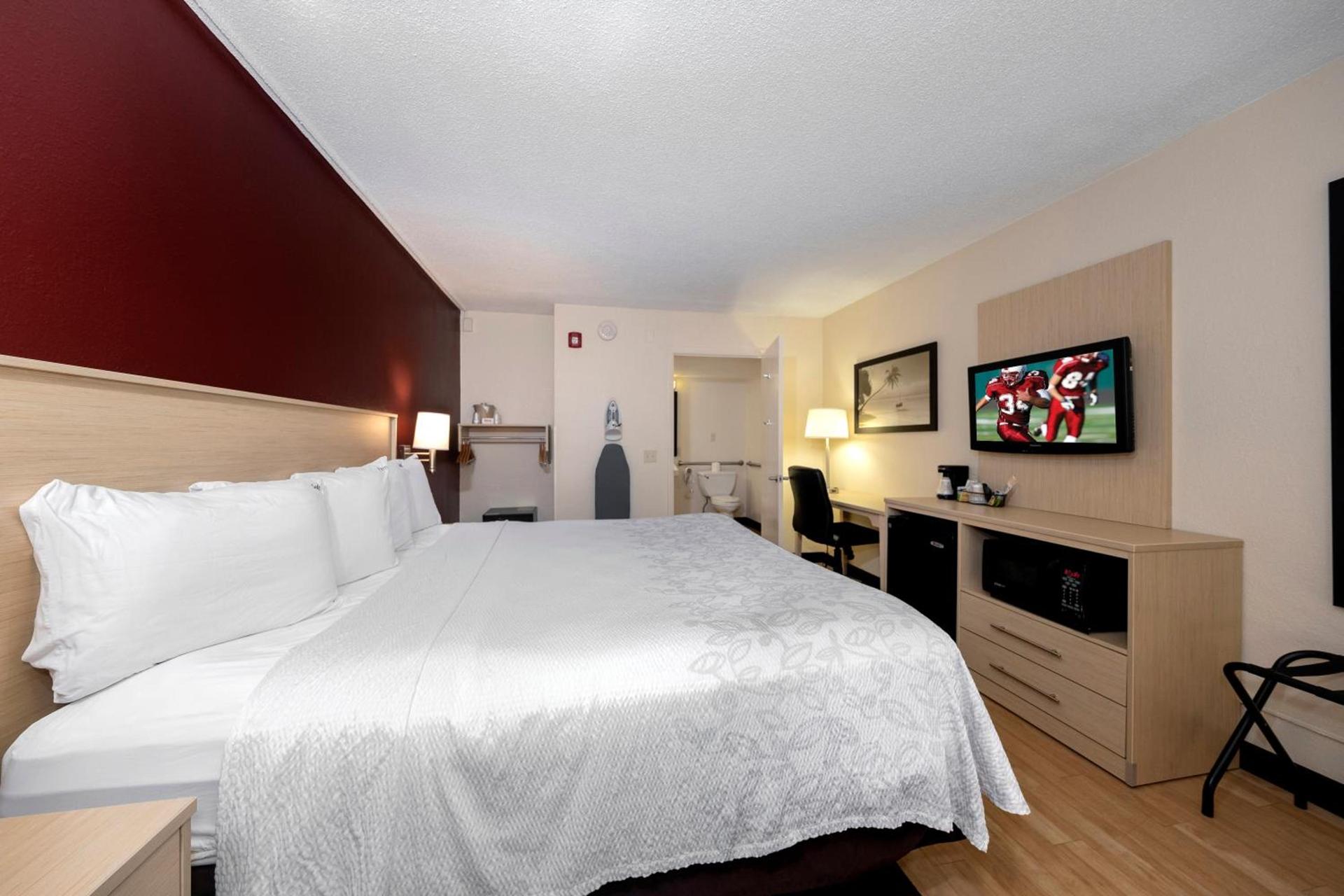 Red Roof Inn PLUS+ & Suites Naples Downtown-5th Ave S photo 48