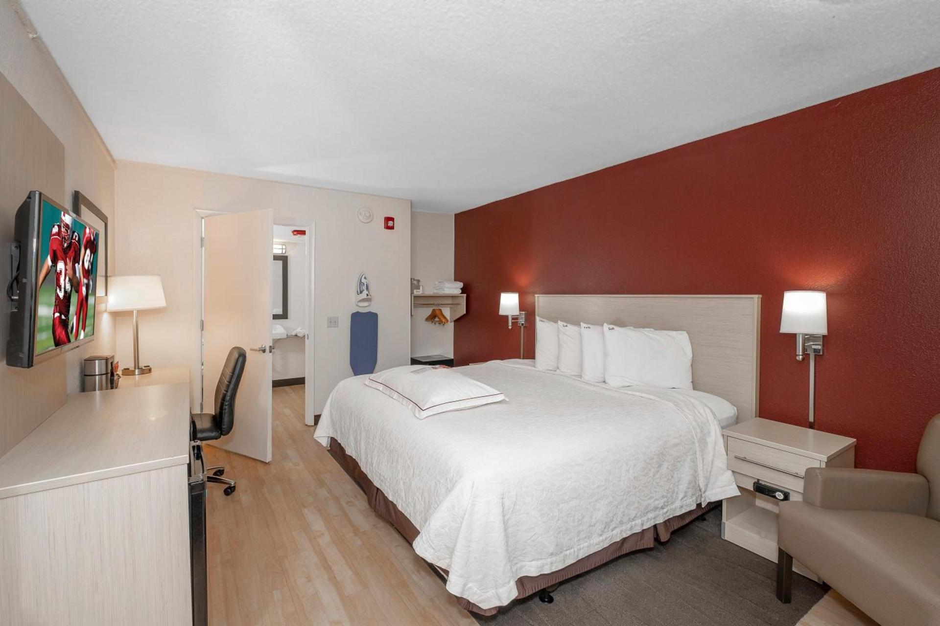 Red Roof Inn PLUS+ & Suites Naples Downtown-5th Ave S photo 45