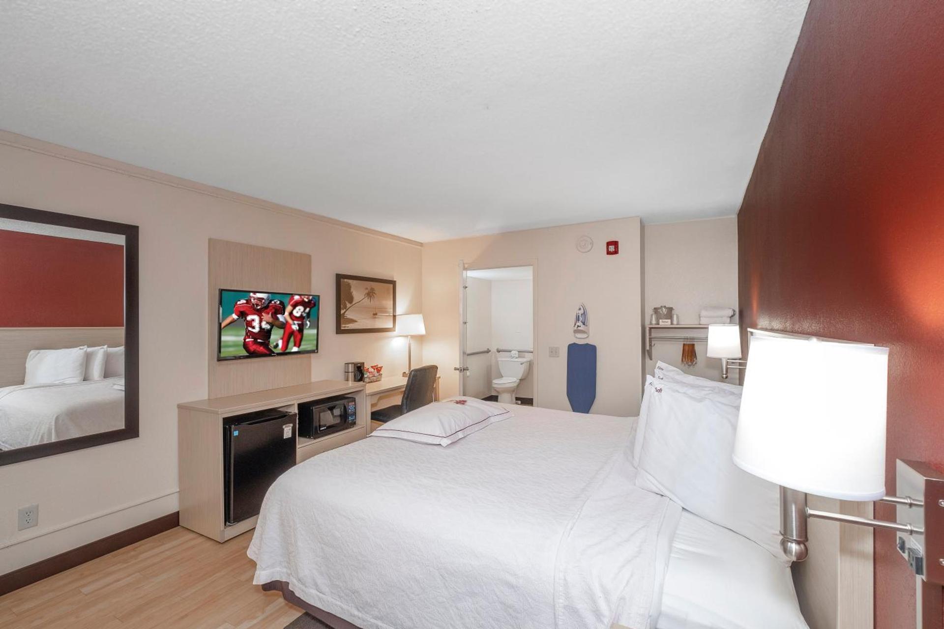 Red Roof Inn PLUS+ & Suites Naples Downtown-5th Ave S photo 46