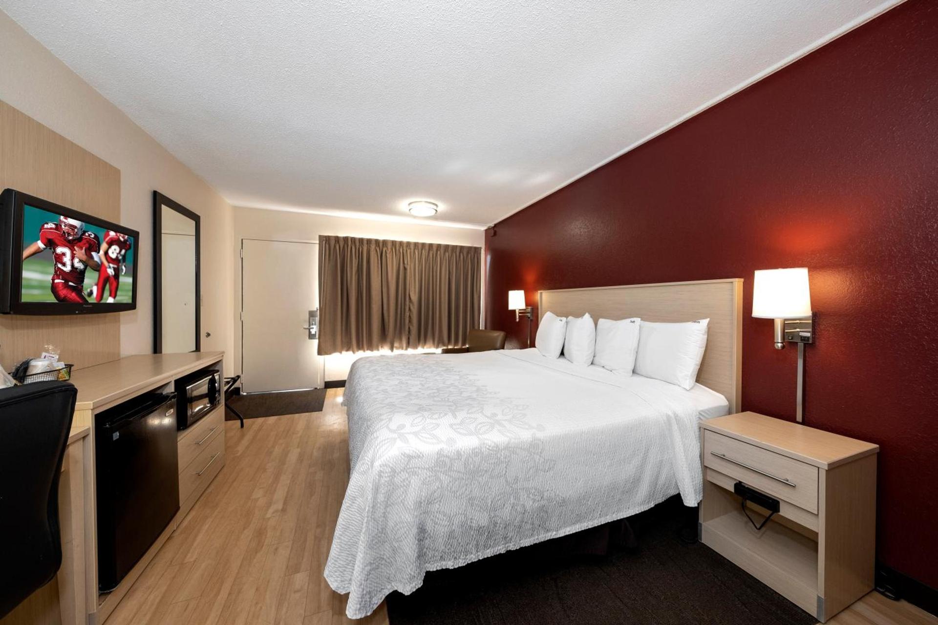 Red Roof Inn PLUS+ & Suites Naples Downtown-5th Ave S photo 49