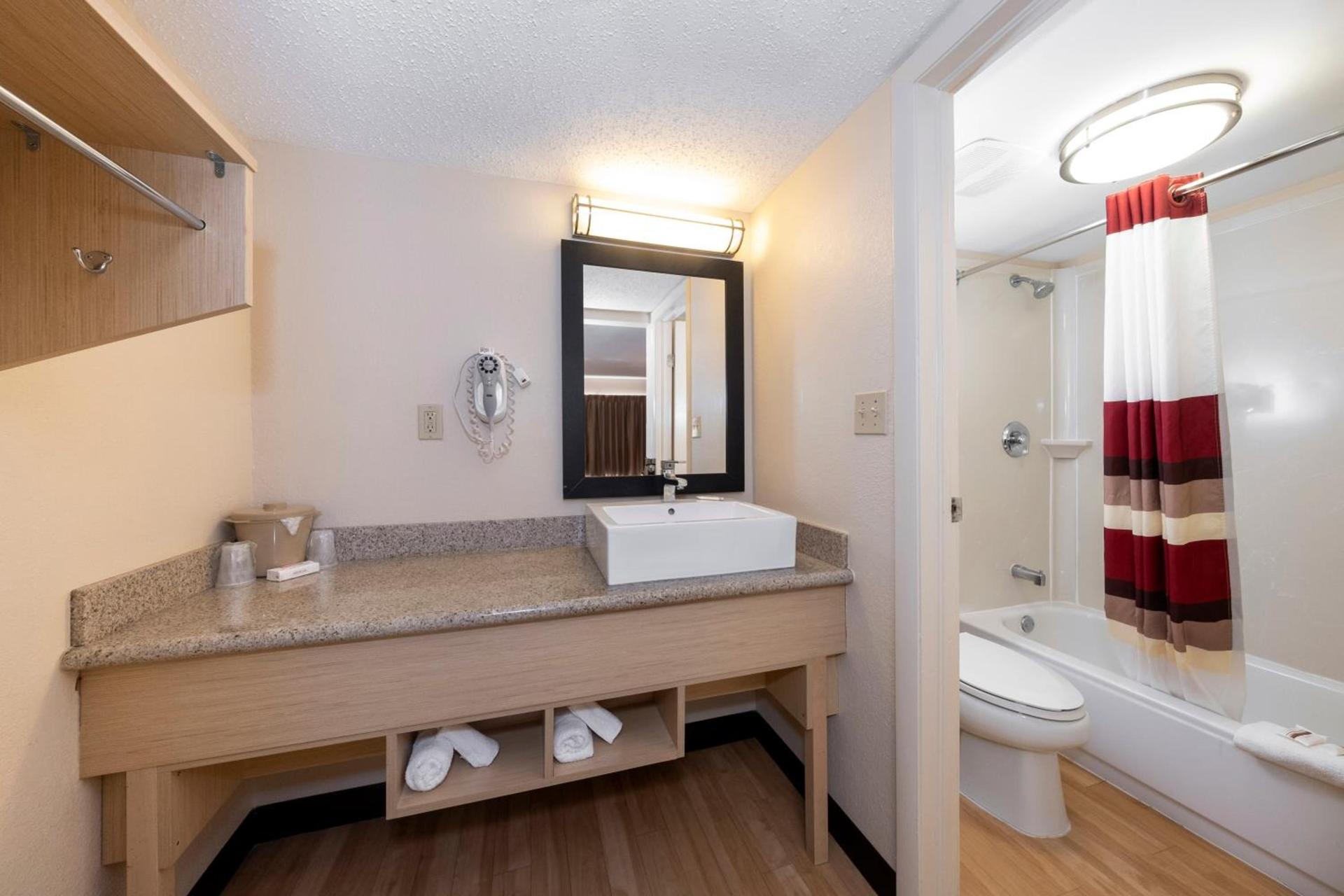 Red Roof Inn PLUS+ & Suites Naples Downtown-5th Ave S photo 56