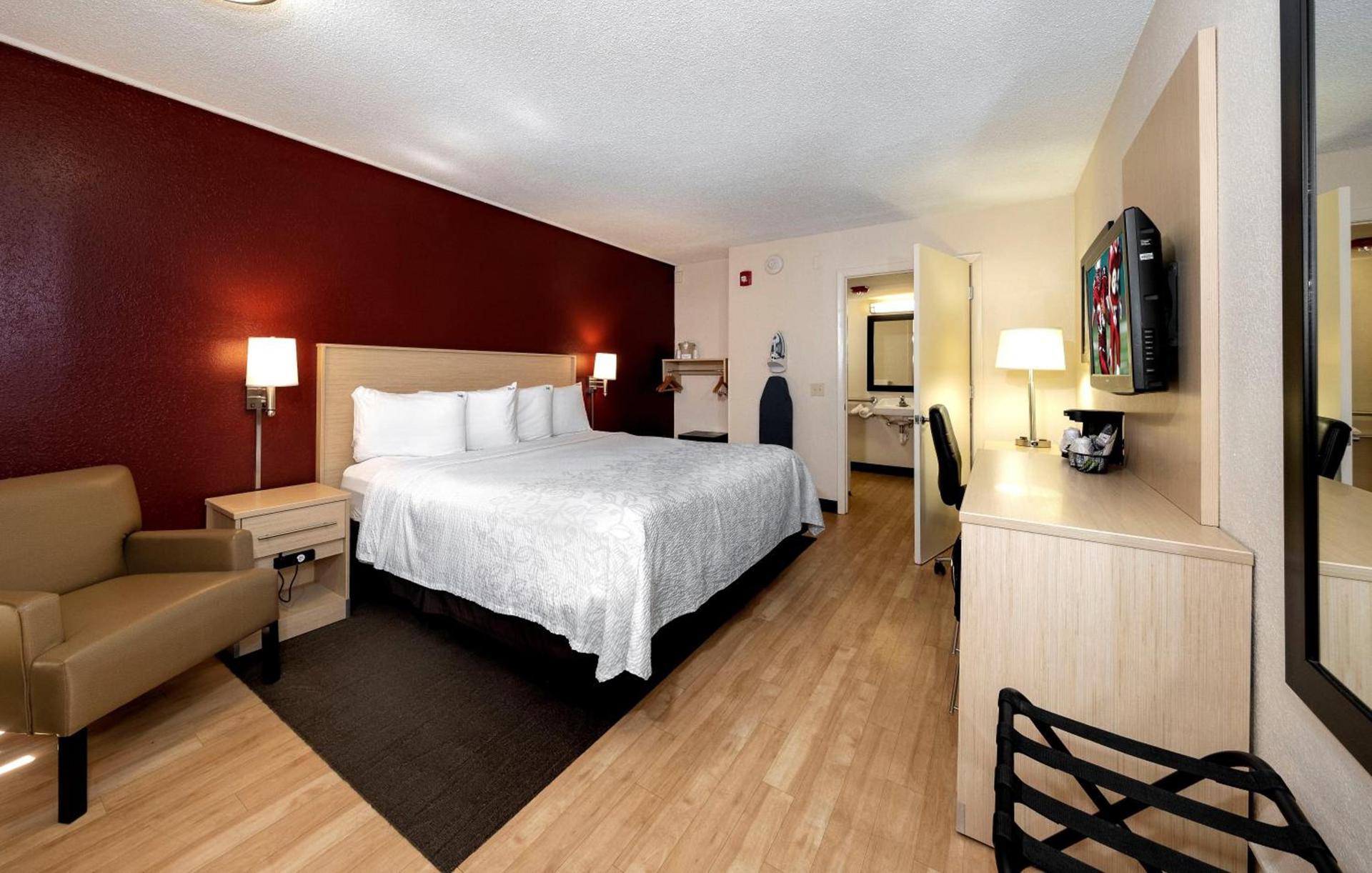 Red Roof Inn PLUS+ & Suites Naples Downtown-5th Ave S photo 47