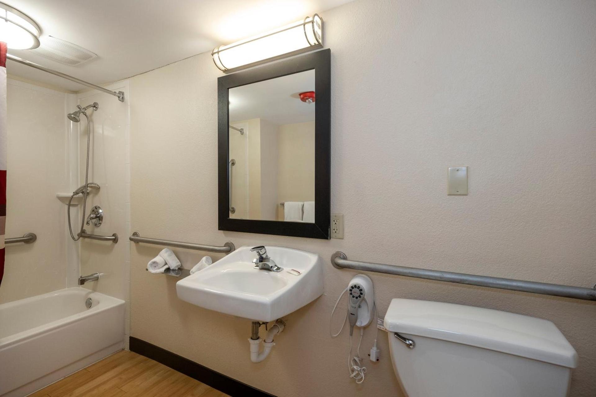 Red Roof Inn PLUS+ & Suites Naples Downtown-5th Ave S photo 60