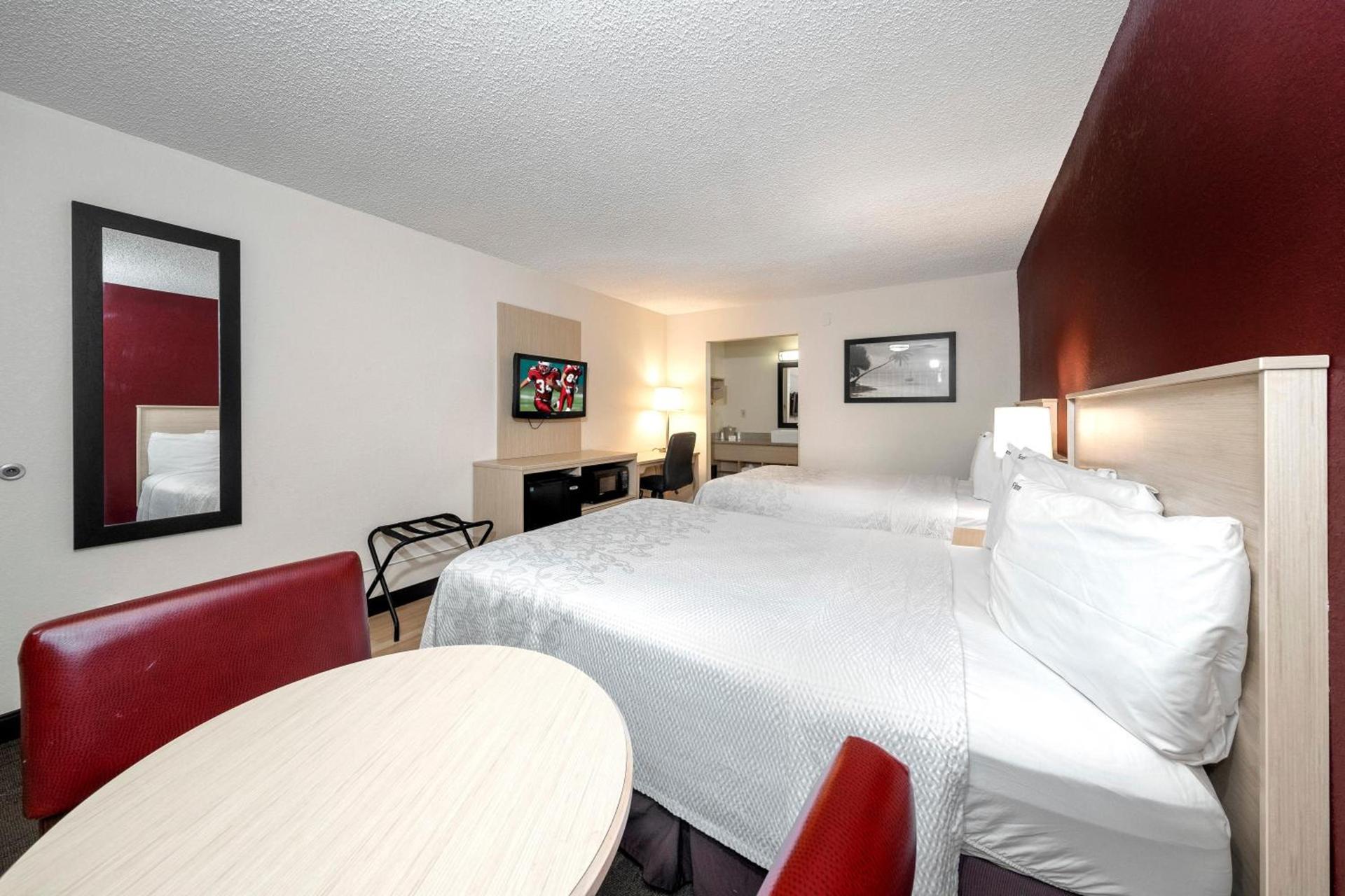 Red Roof Inn PLUS+ & Suites Naples Downtown-5th Ave S photo 41