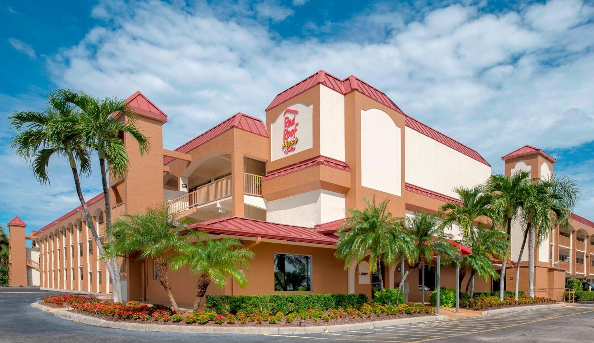 Red Roof Inn PLUS+ & Suites Naples Downtown-5th Ave S photo 2