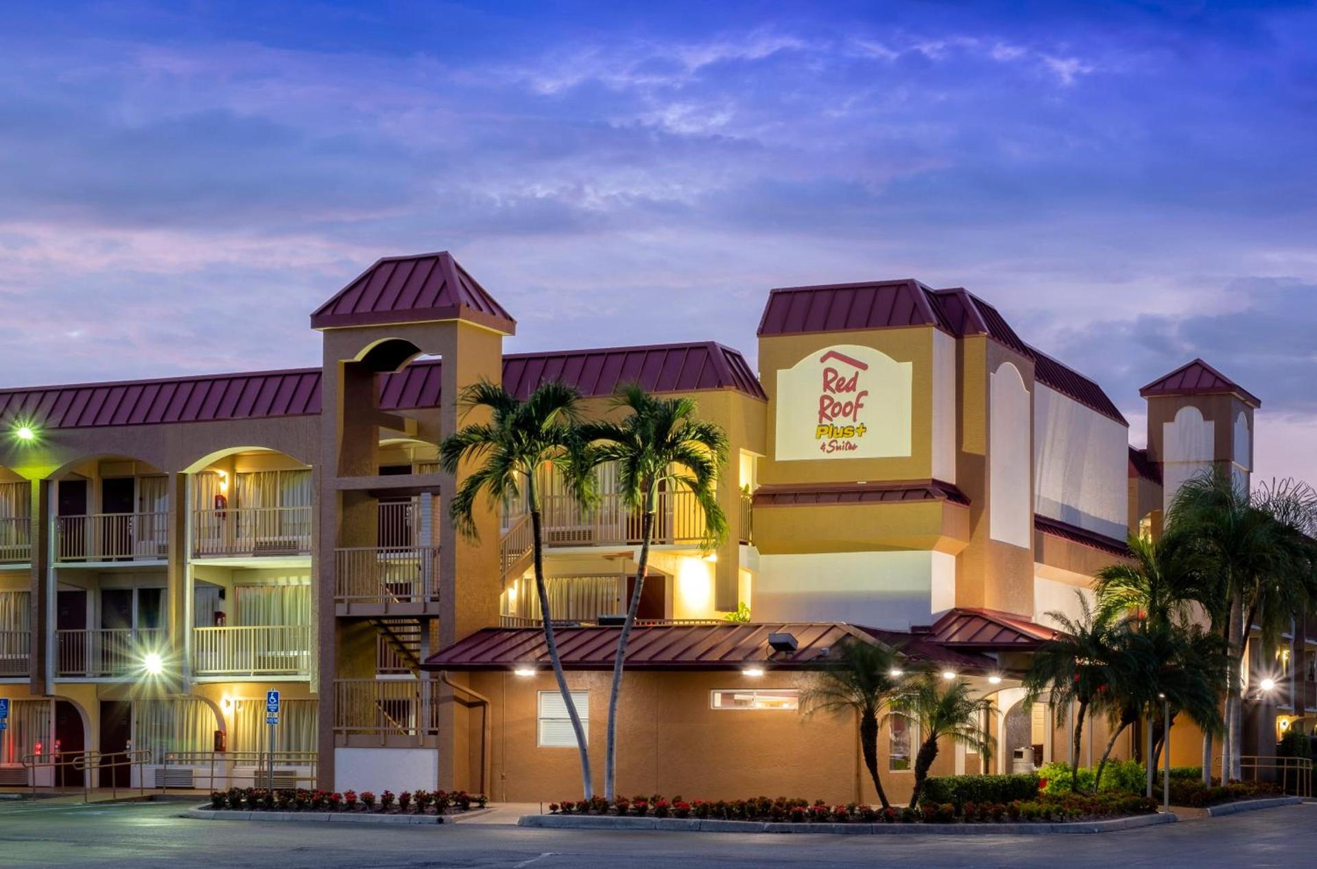 Red Roof Inn PLUS+ & Suites Naples Downtown-5th Ave S photo 3