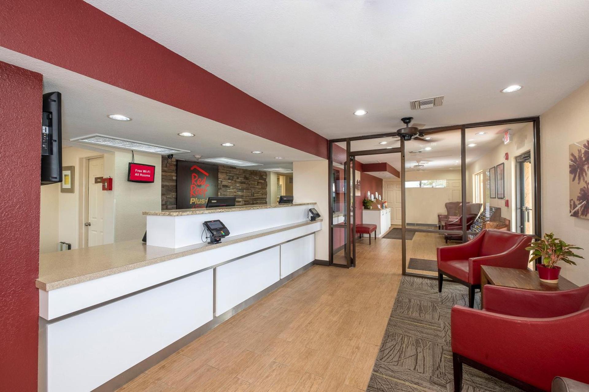 Red Roof Inn PLUS+ & Suites Naples Downtown-5th Ave S photo 6