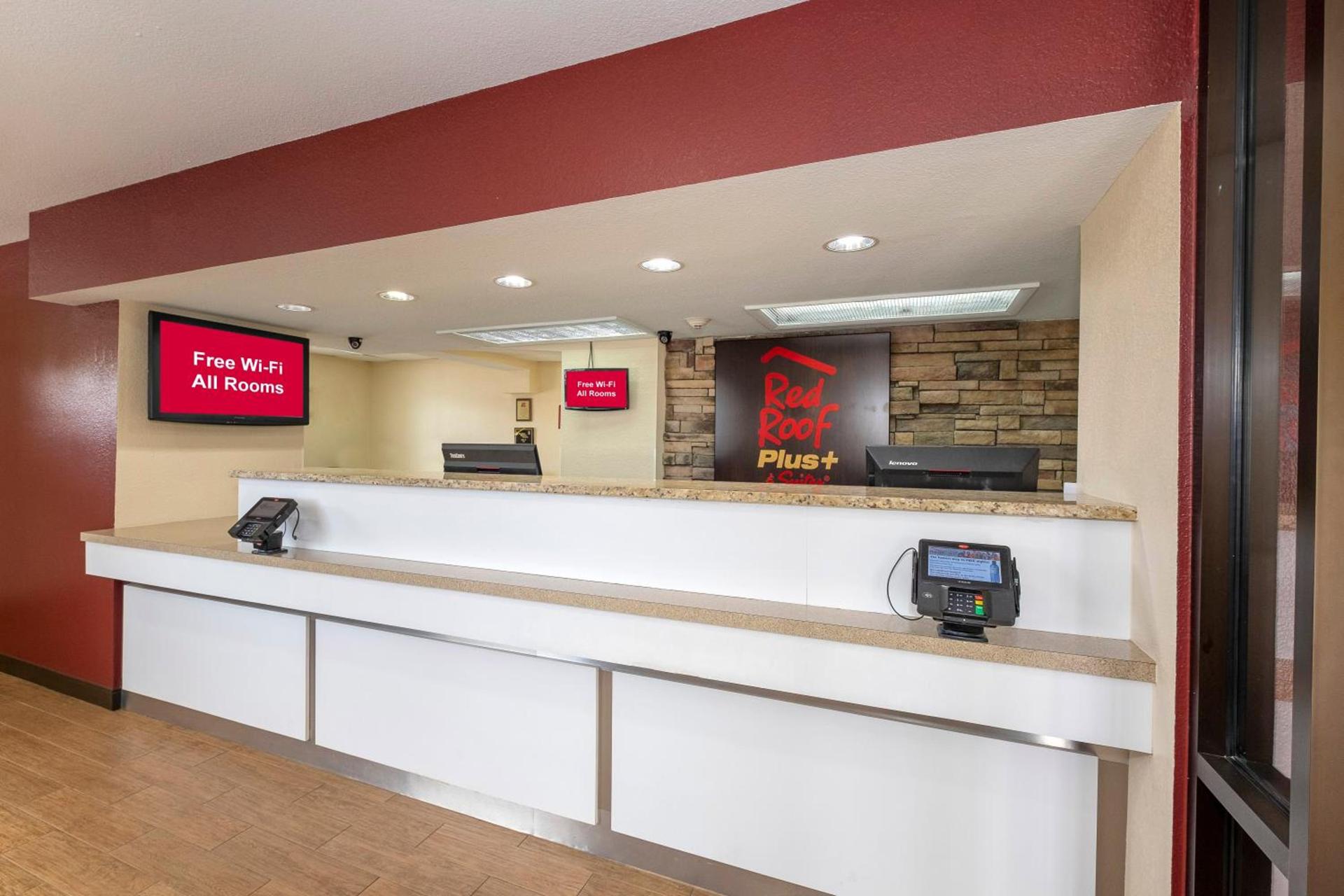 Red Roof Inn PLUS+ & Suites Naples Downtown-5th Ave S photo 5