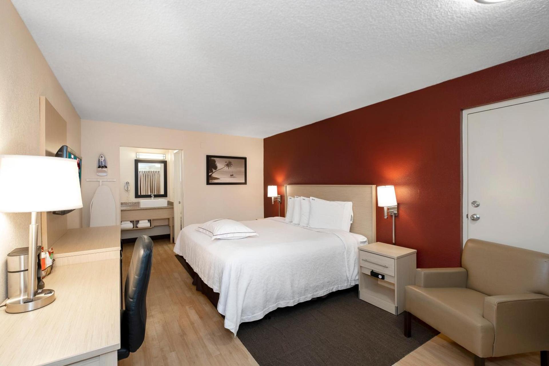 Red Roof Inn PLUS+ & Suites Naples Downtown-5th Ave S photo 28