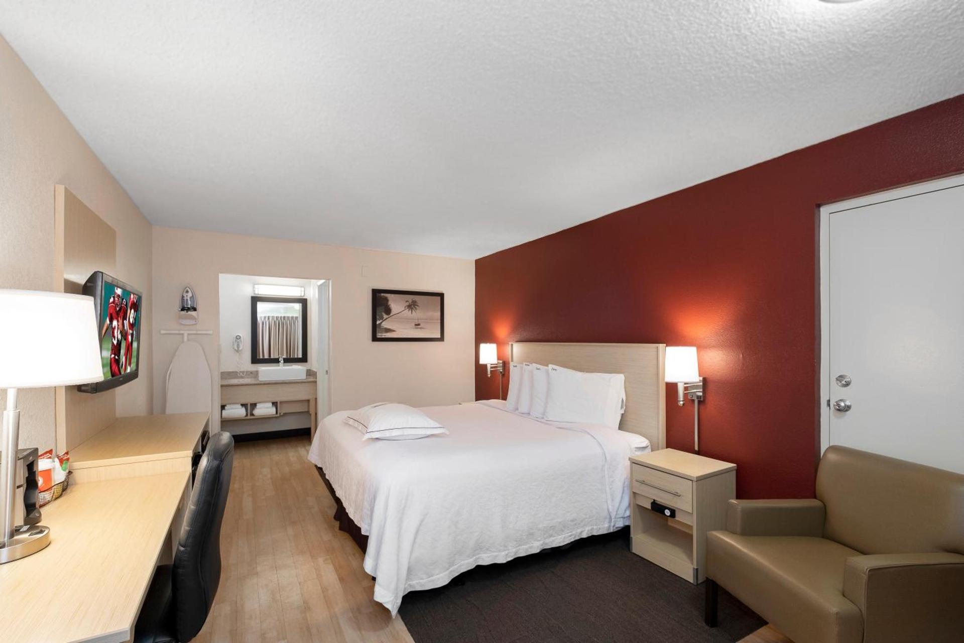 Red Roof Inn PLUS+ & Suites Naples Downtown-5th Ave S photo 29