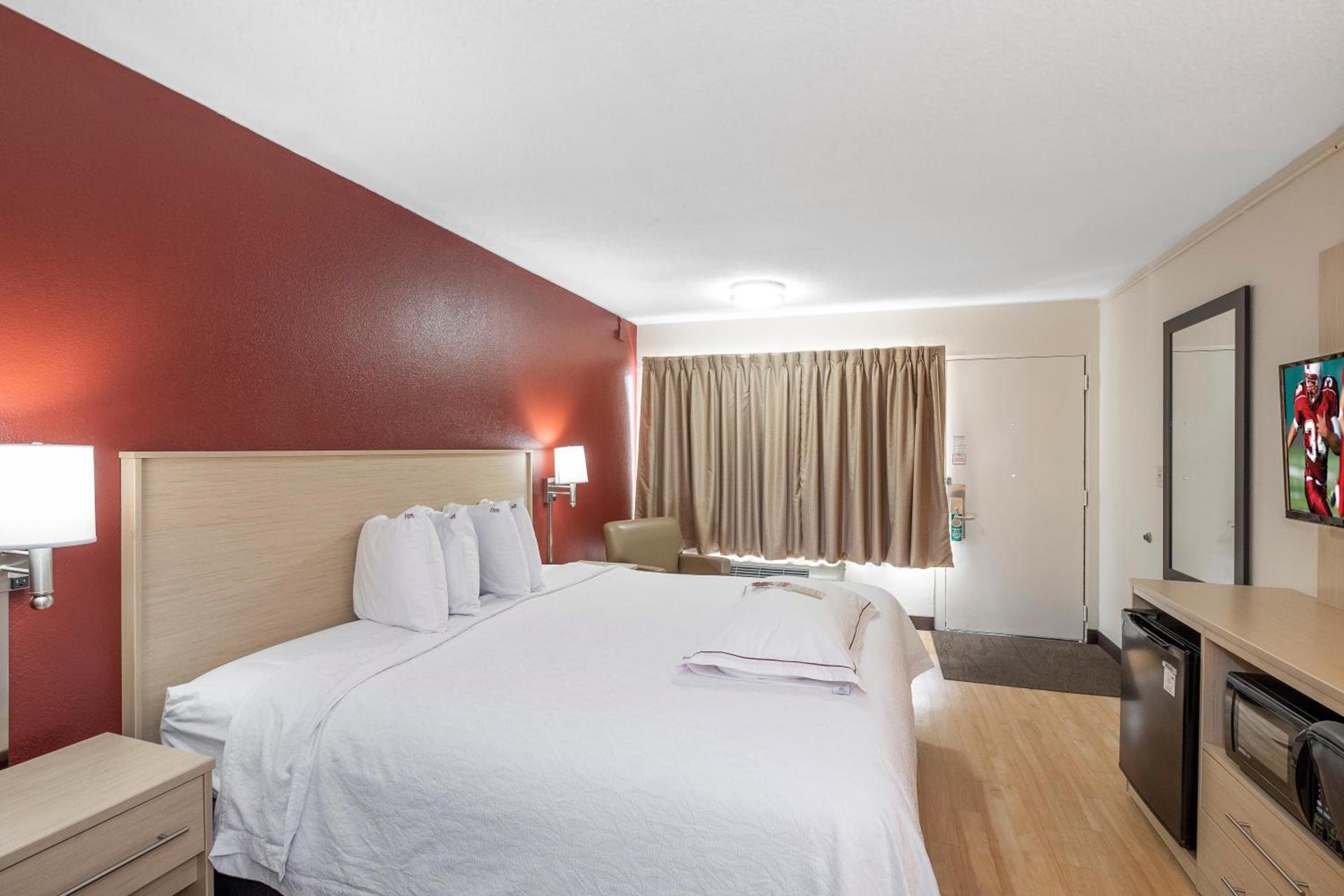 Red Roof Inn PLUS+ & Suites Naples Downtown-5th Ave S photo 31