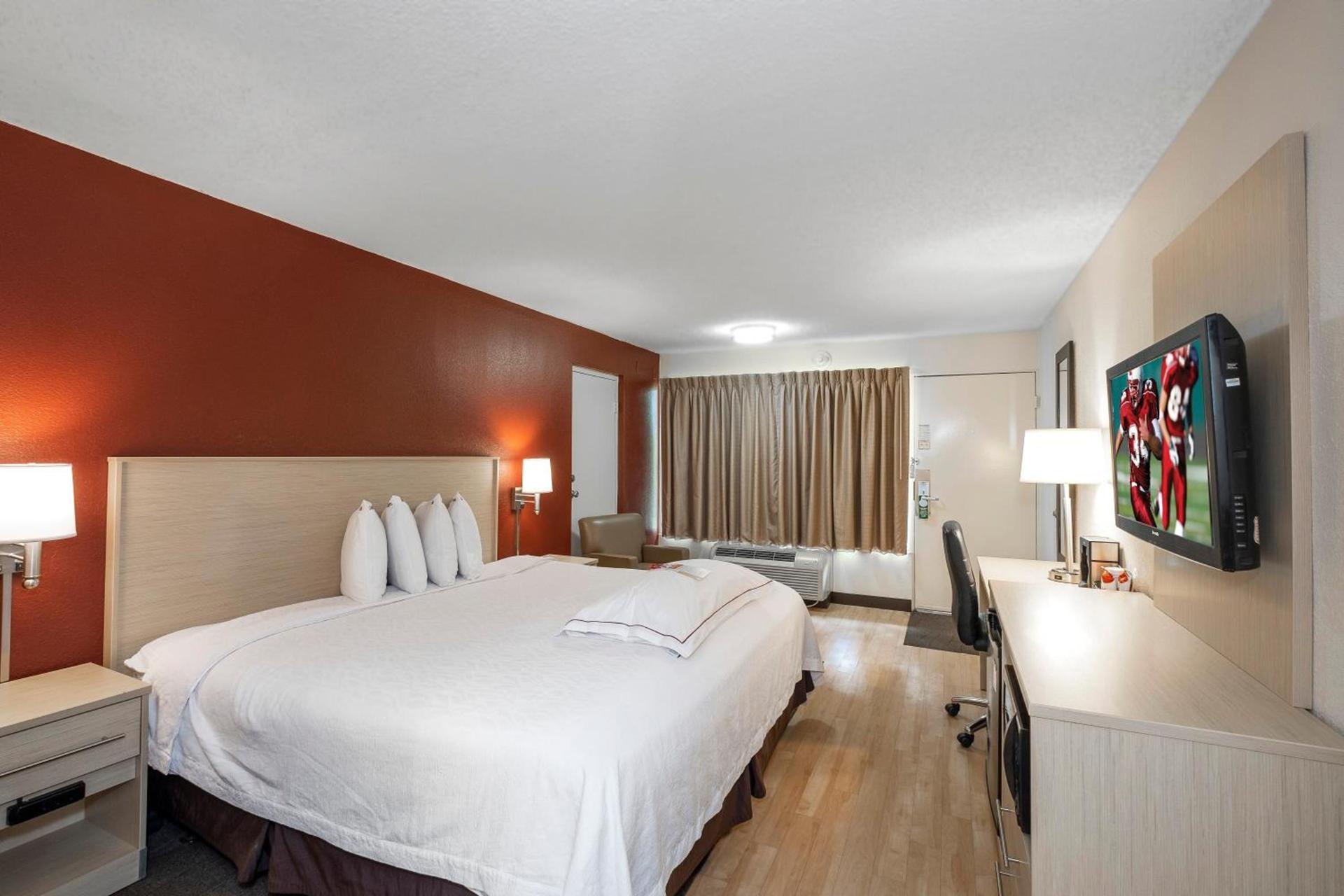 Red Roof Inn PLUS+ & Suites Naples Downtown-5th Ave S photo 30