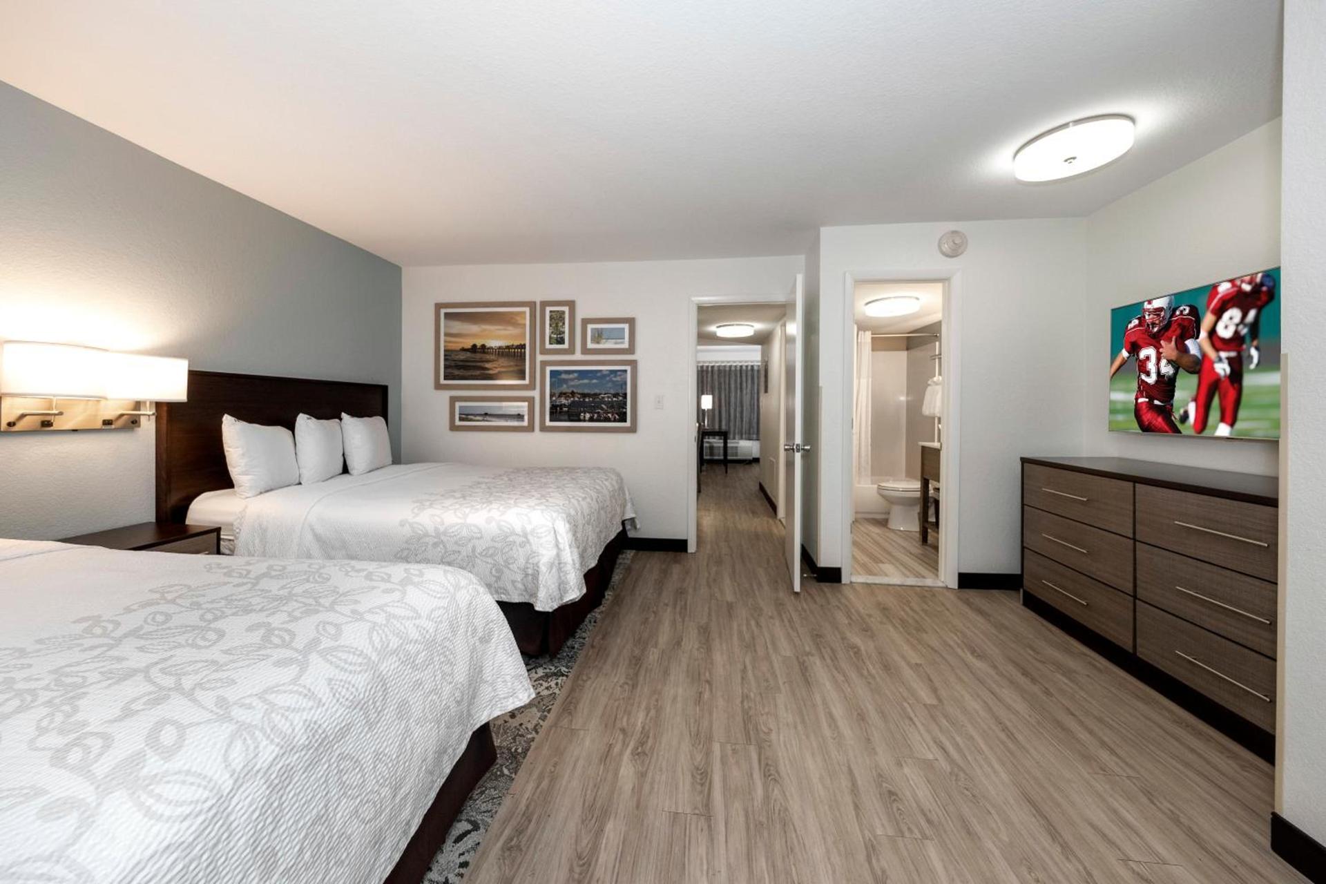 Red Roof Inn PLUS+ & Suites Naples Downtown-5th Ave S photo 19
