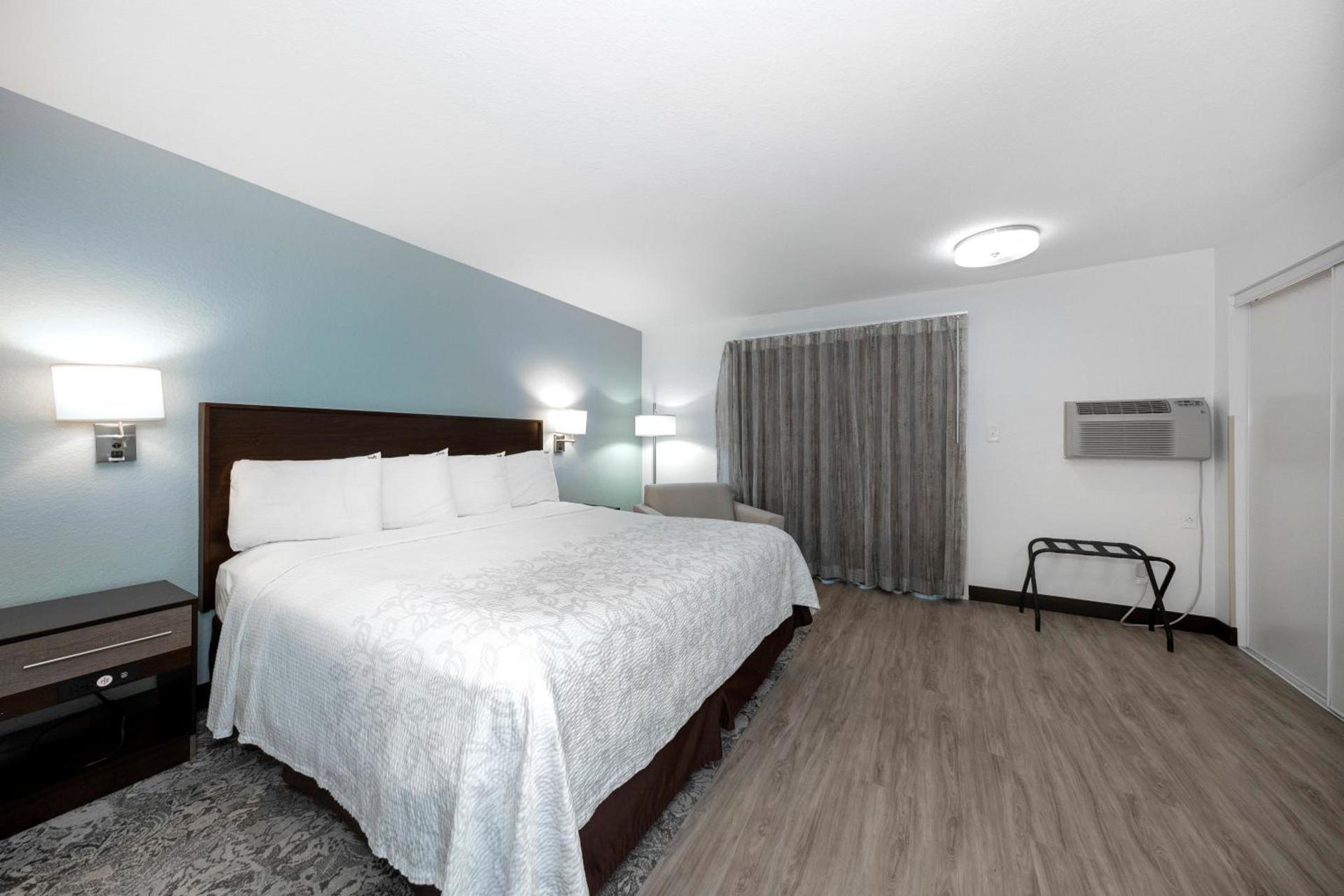 Red Roof Inn PLUS+ & Suites Naples Downtown-5th Ave S photo 15