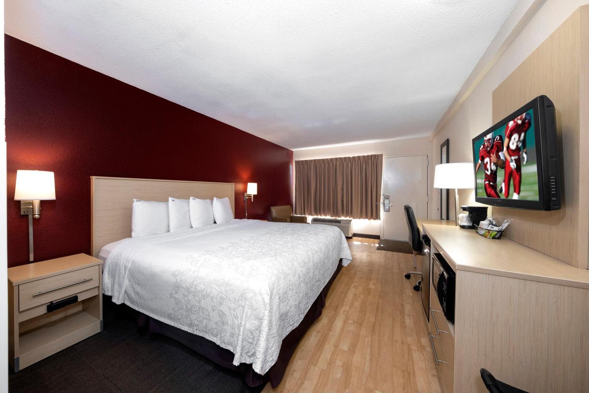 Red Roof Inn PLUS+ & Suites Naples Downtown-5th Ave S photo 39