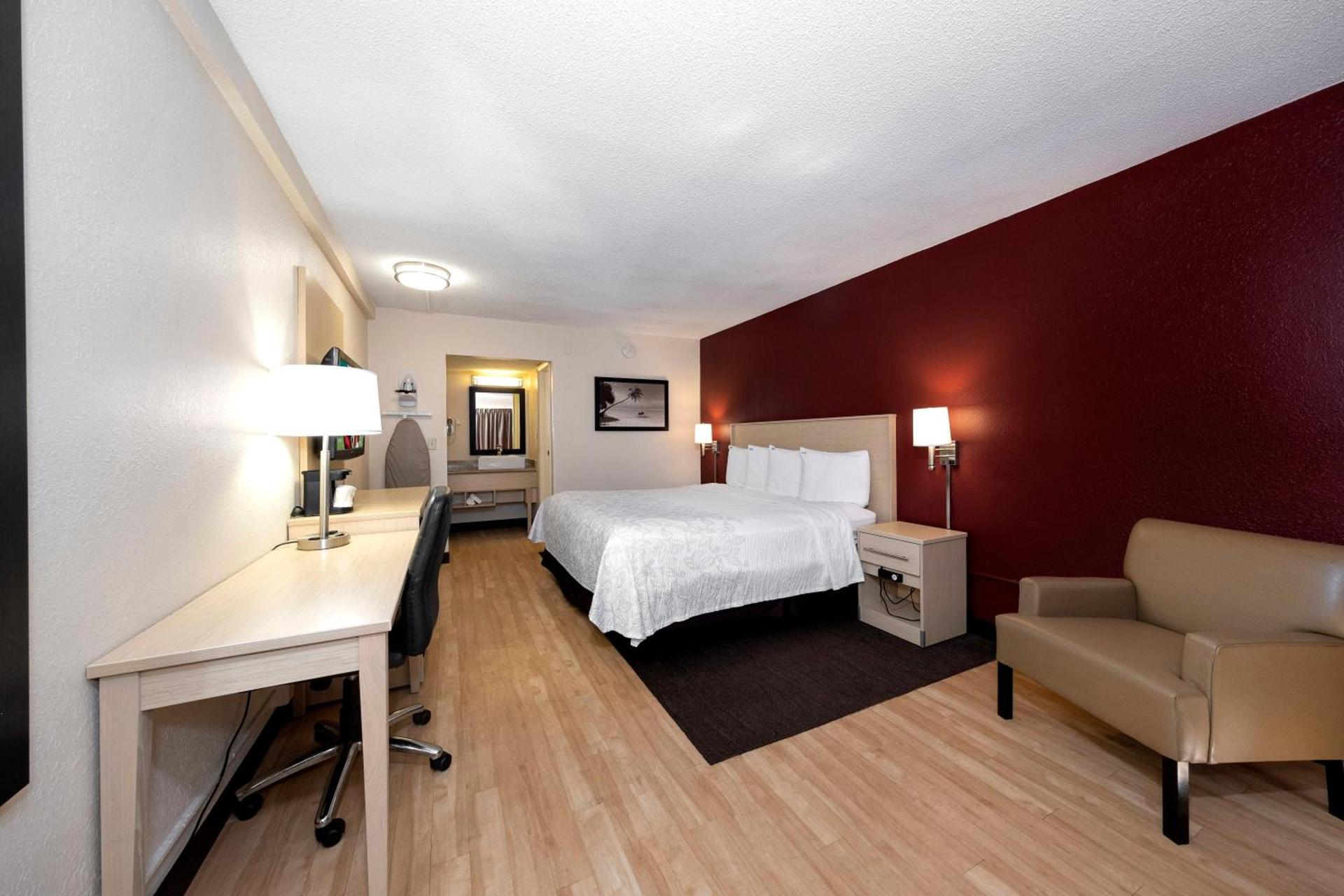 Red Roof Inn PLUS+ & Suites Naples Downtown-5th Ave S photo 44
