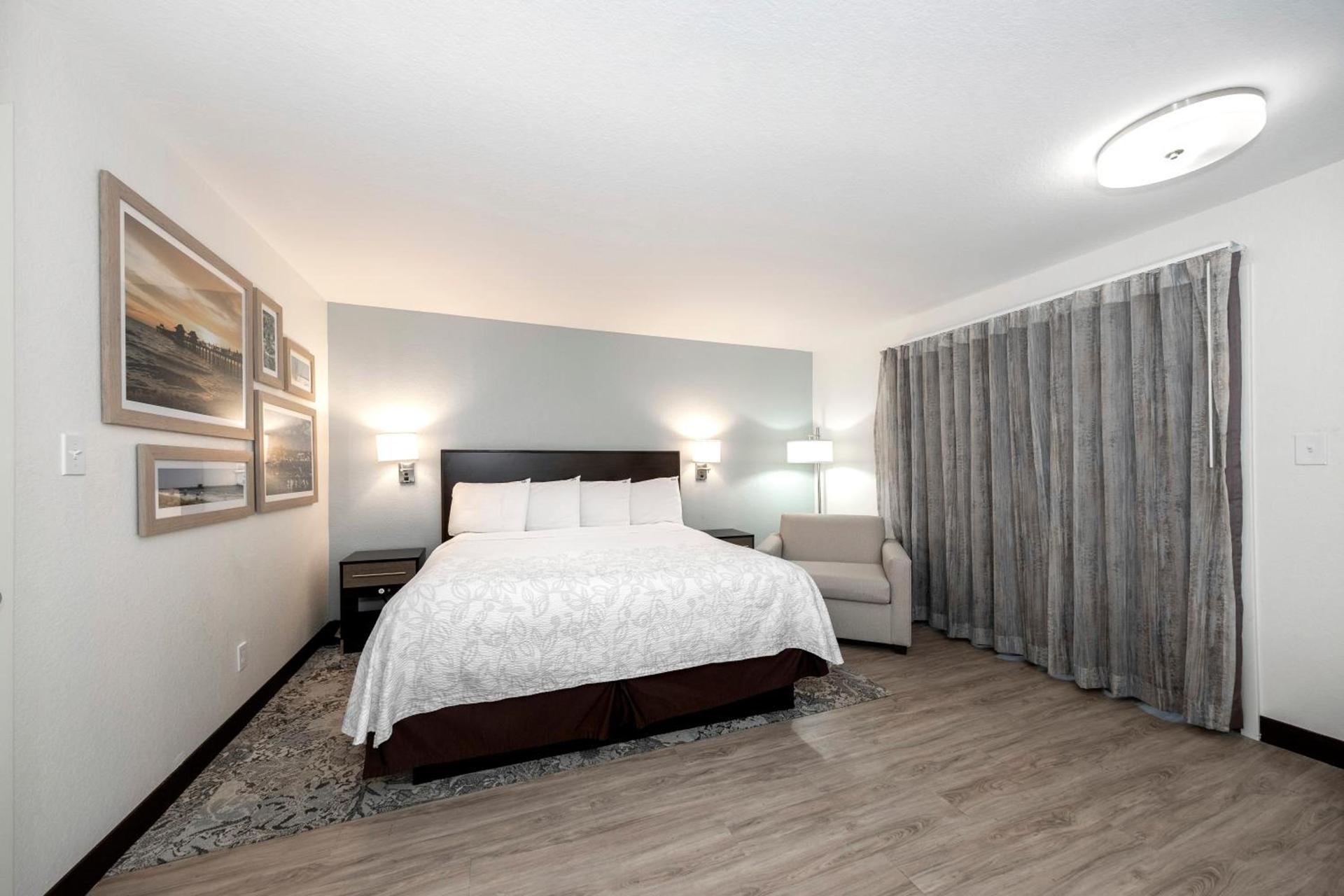 Red Roof Inn PLUS+ & Suites Naples Downtown-5th Ave S photo 18