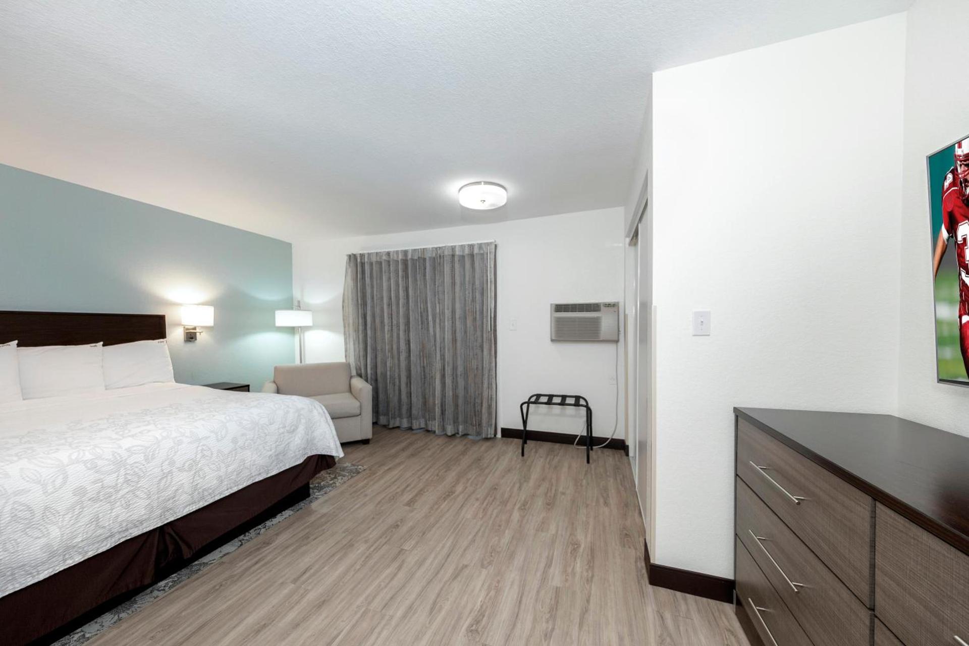 Red Roof Inn PLUS+ & Suites Naples Downtown-5th Ave S photo 17