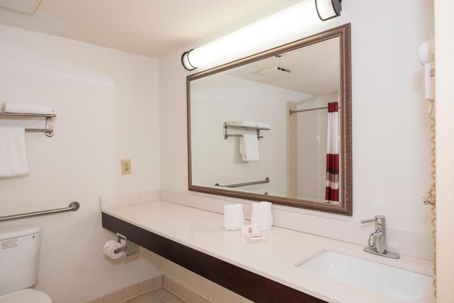 Red Roof Inn & Suites Stafford, VA - Quantico photo 25