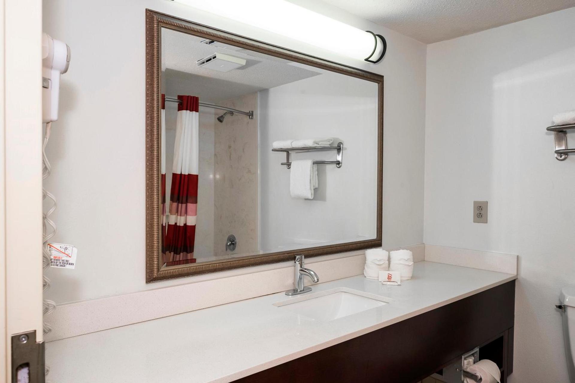 Red Roof Inn & Suites Stafford, VA - Quantico photo 23