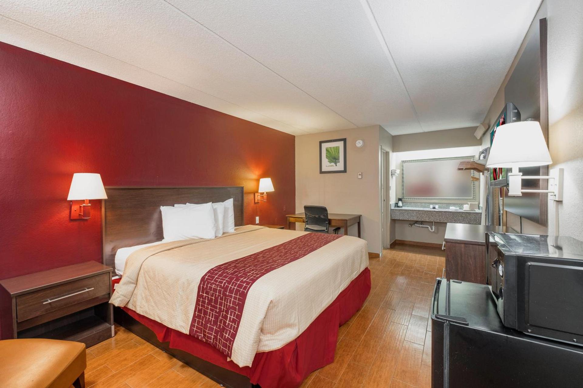 Red Roof Inn Jackson Downtown - Fairgrounds photo 9