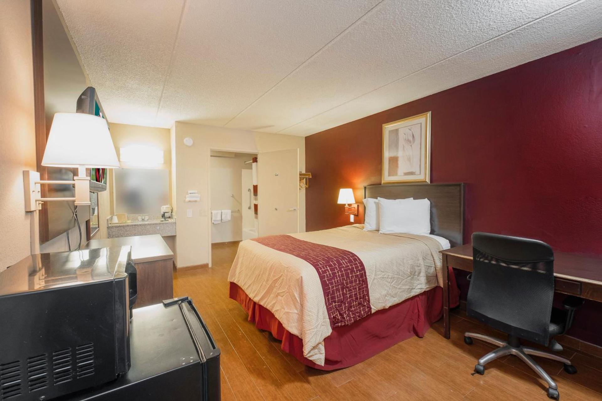 Red Roof Inn Jackson Downtown - Fairgrounds photo 21