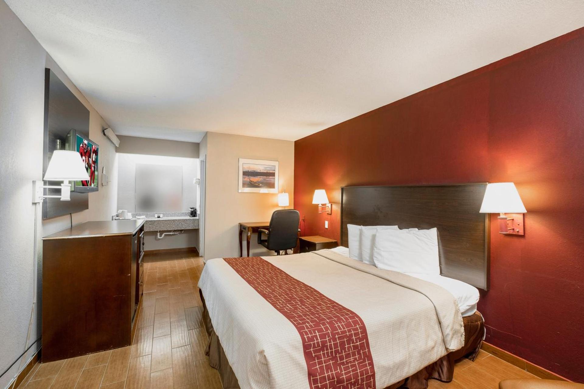 Red Roof Inn Jackson Downtown - Fairgrounds photo 8