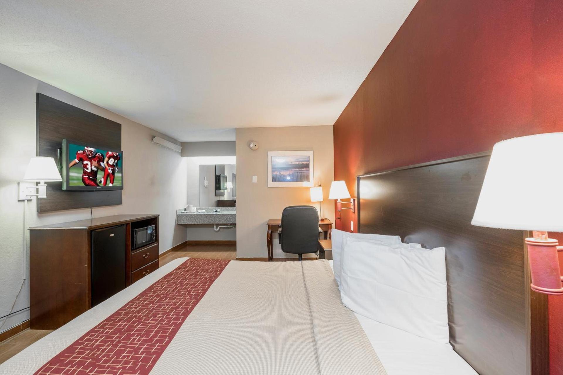 Red Roof Inn Jackson Downtown - Fairgrounds photo 14