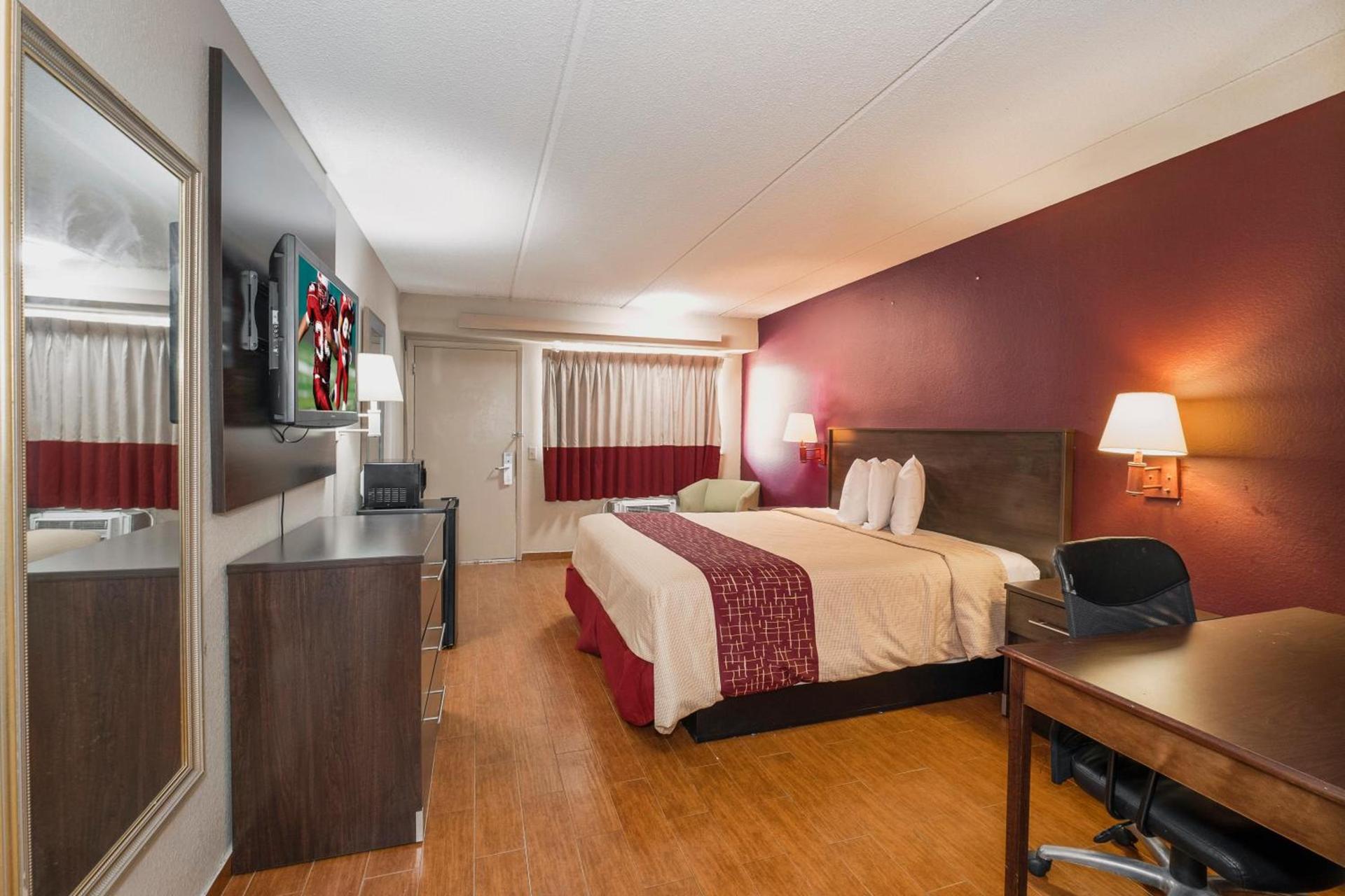 Red Roof Inn Jackson Downtown - Fairgrounds photo 11