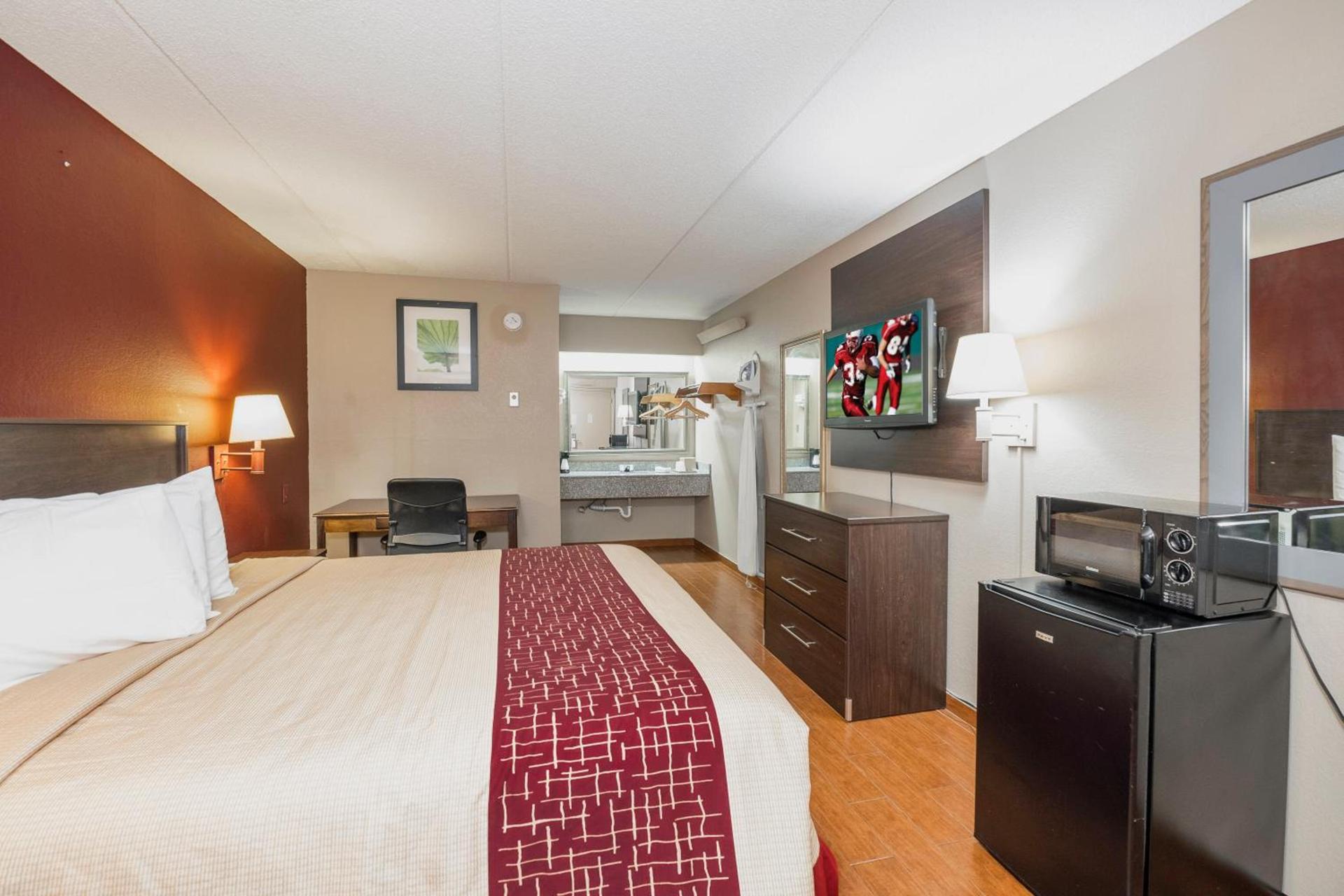 Red Roof Inn Jackson Downtown - Fairgrounds photo 13