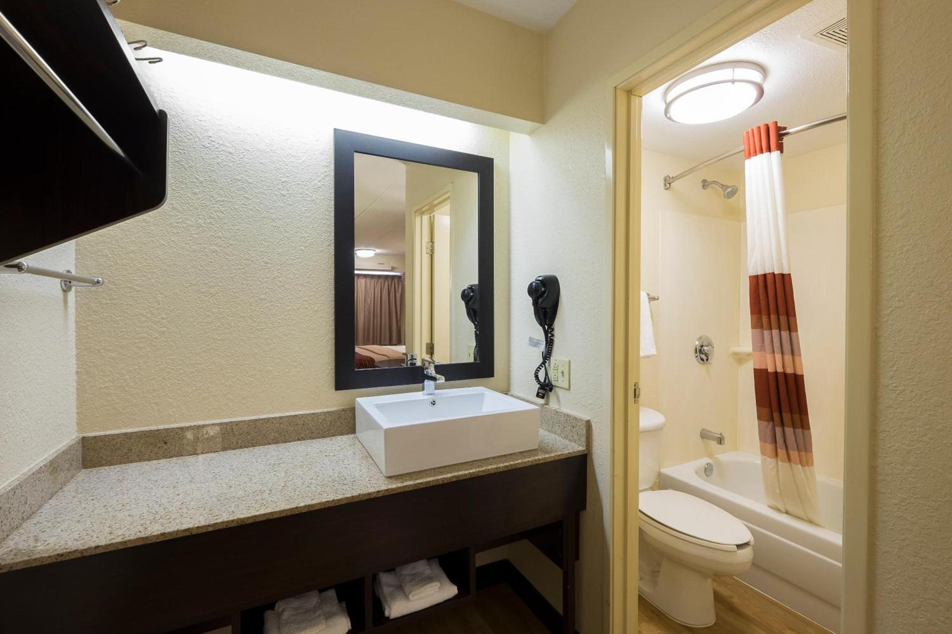 Red Roof Inn PLUS+ Wilmington - Newark photo 33