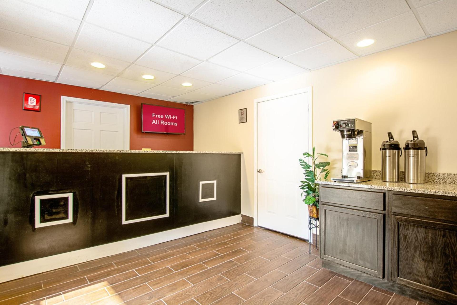 Red Roof Inn Scottsburg photo 8