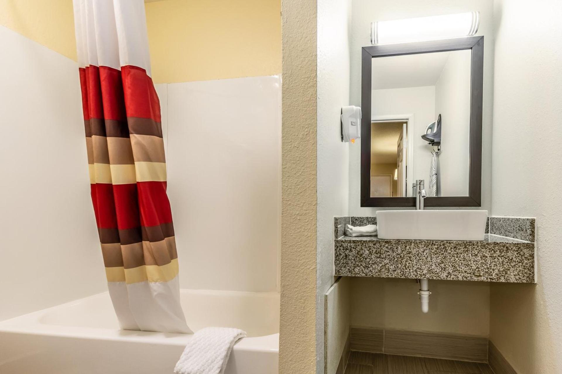 Red Roof Inn Scottsburg photo 23