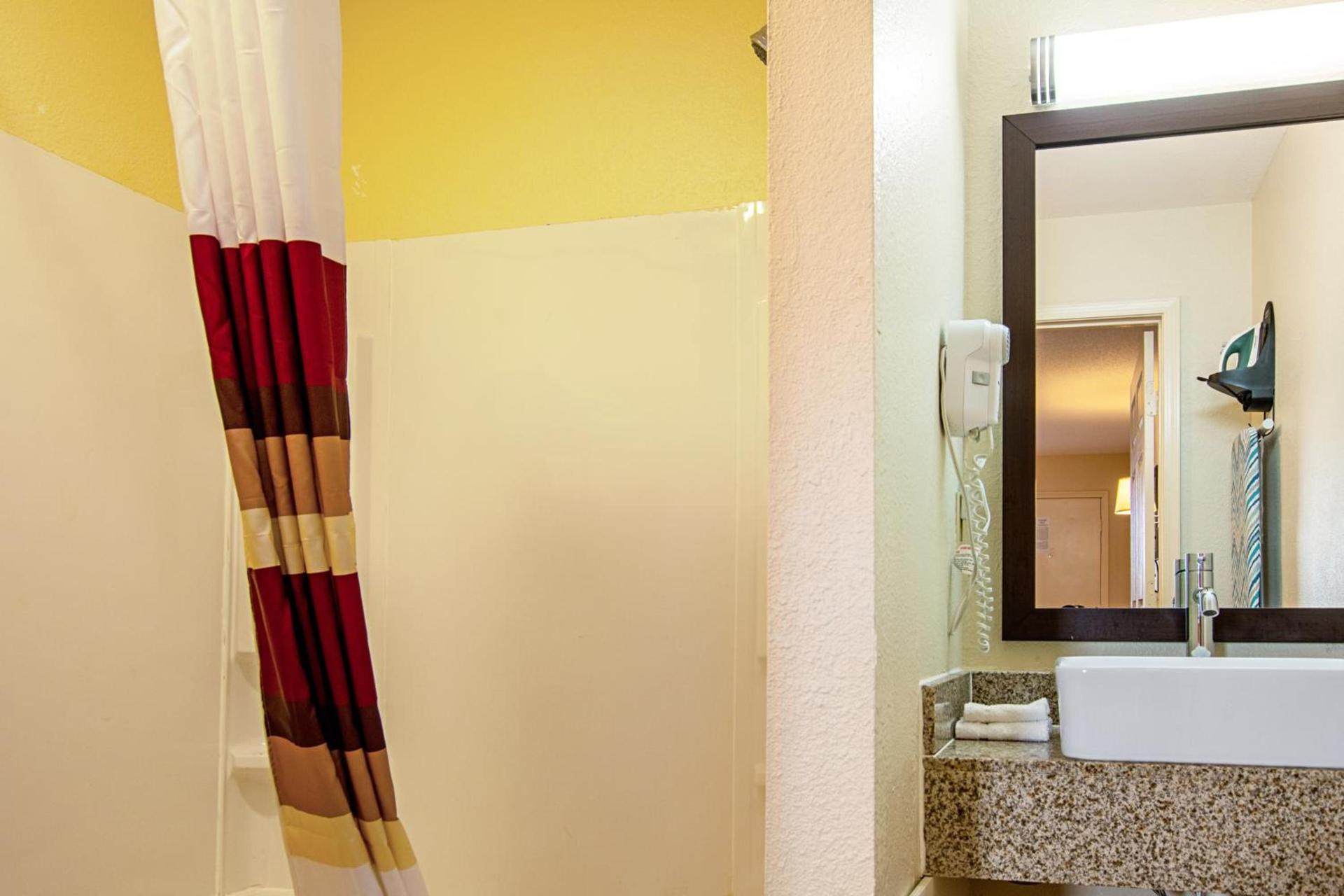 Red Roof Inn Scottsburg photo 21