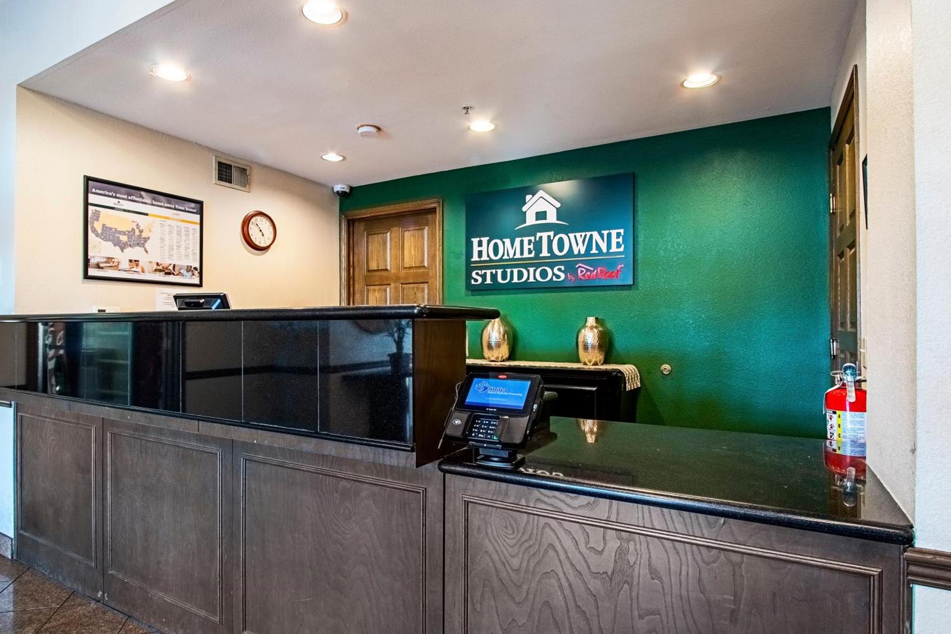 HomeTowne Studios by Red Roof Phoenix - Black Canyon Highway photo 6