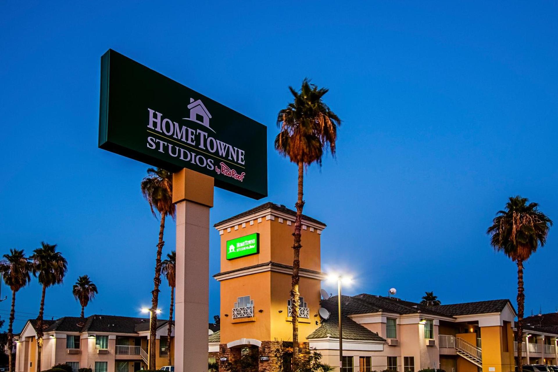 HomeTowne Studios by Red Roof Phoenix - Black Canyon Highway photo 4