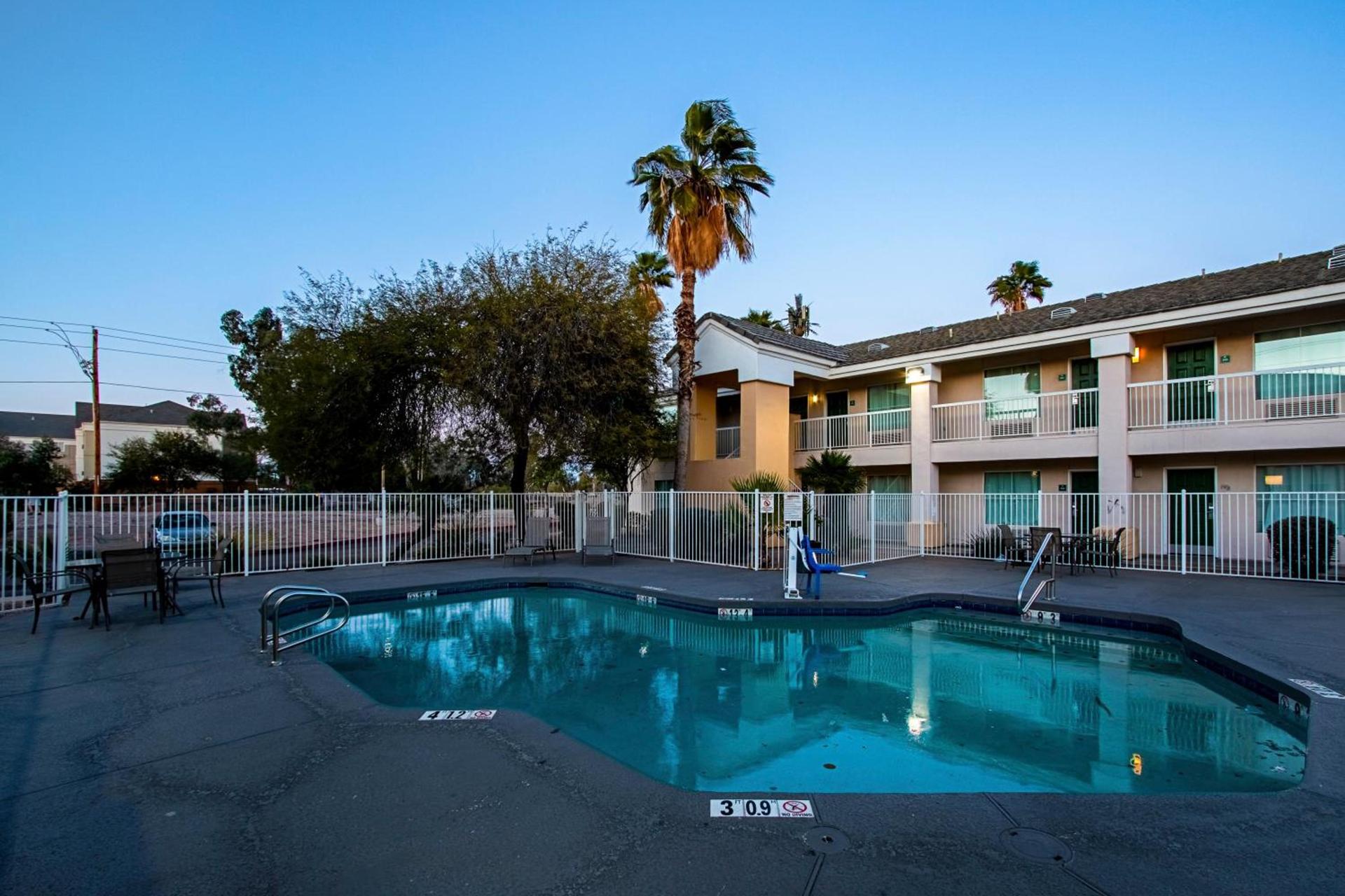 HomeTowne Studios by Red Roof Phoenix - Black Canyon Highway photo 9