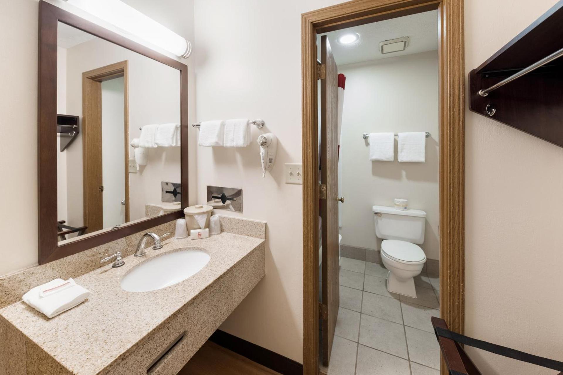 Red Roof Inn Fort Wayne photo 26
